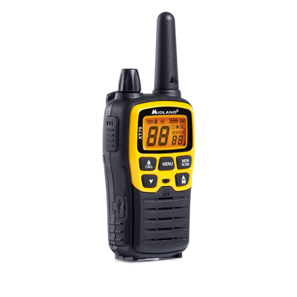 Walkie-talkie nero e giallo. Il display mostra numeri e icone. Sfondo bianco.