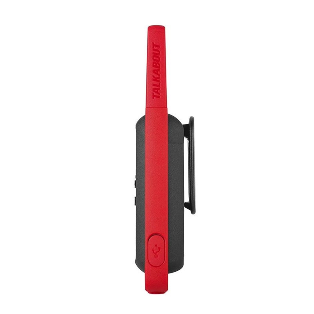 Walkie-talkie rojo y negro. Tiene un puerto de carga y un clip.