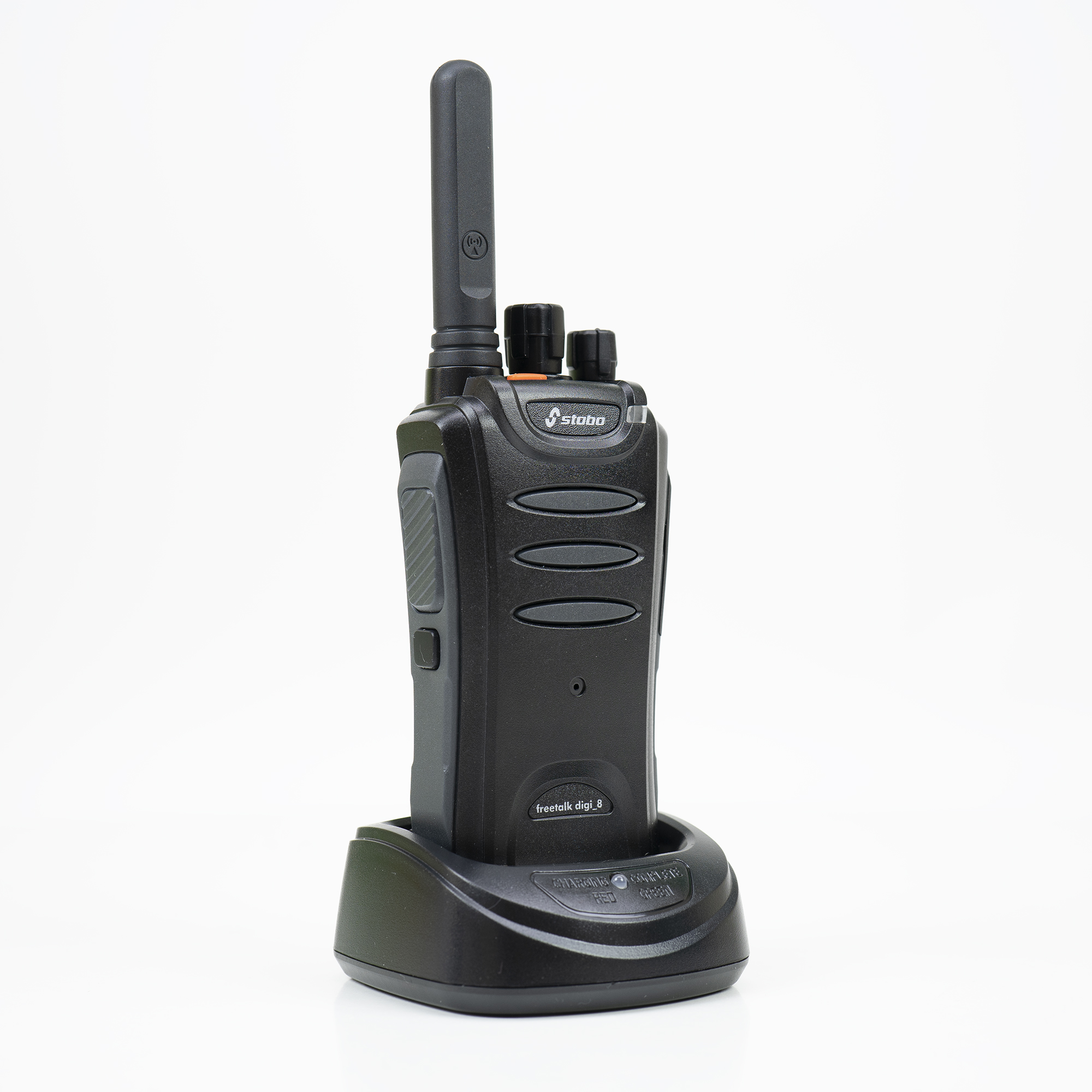Schwarzes Walkie-Talkie in einer Ladeschale, weißer Hintergrund.