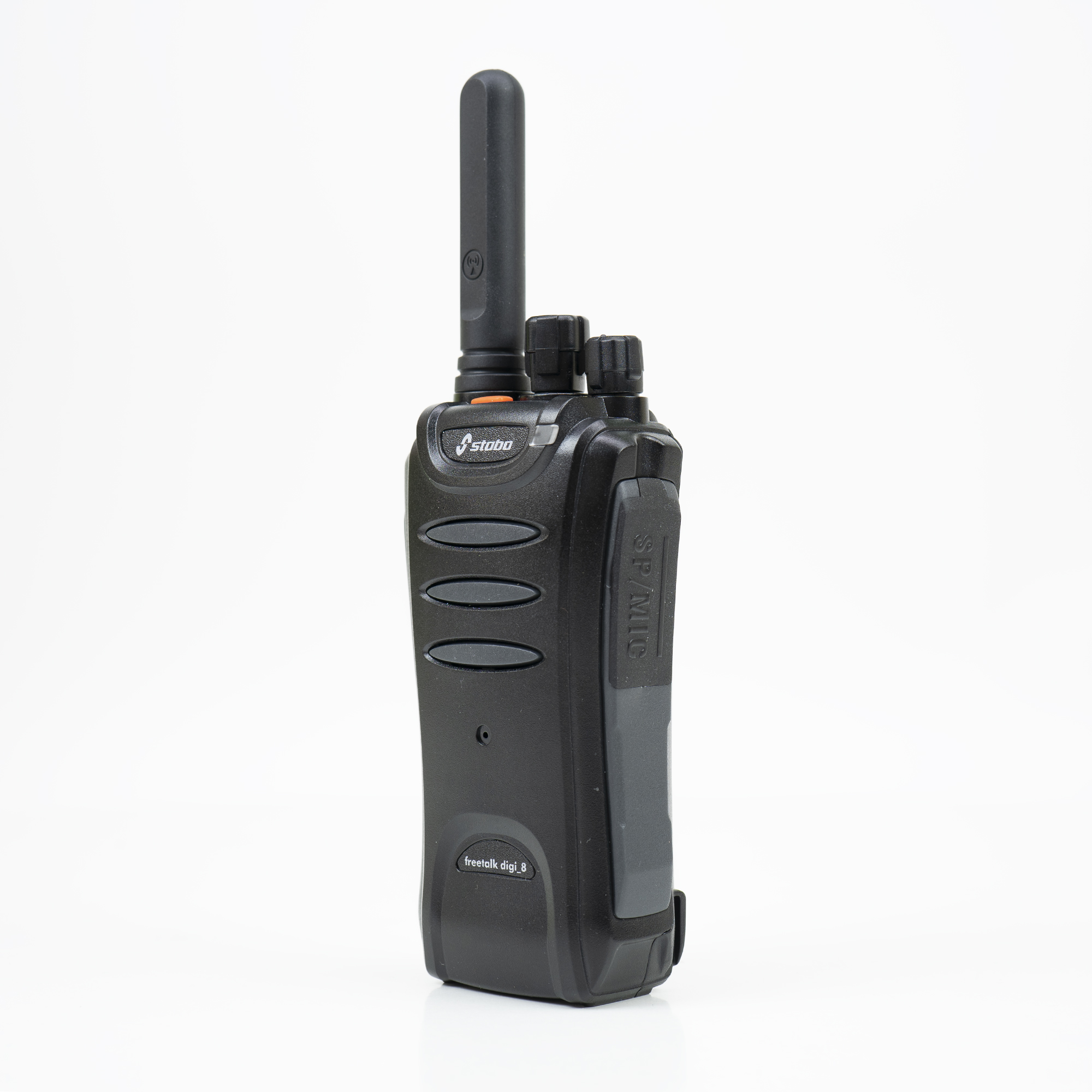 Schwarzes Walkie-Talkie auf weißer Oberfläche, mit langer Antenne.