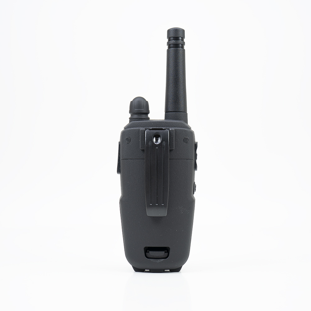 Schwarzes Walkie-Talkie. Antenne ist sichtbar. Die Rückseite zeigt einen Clip.