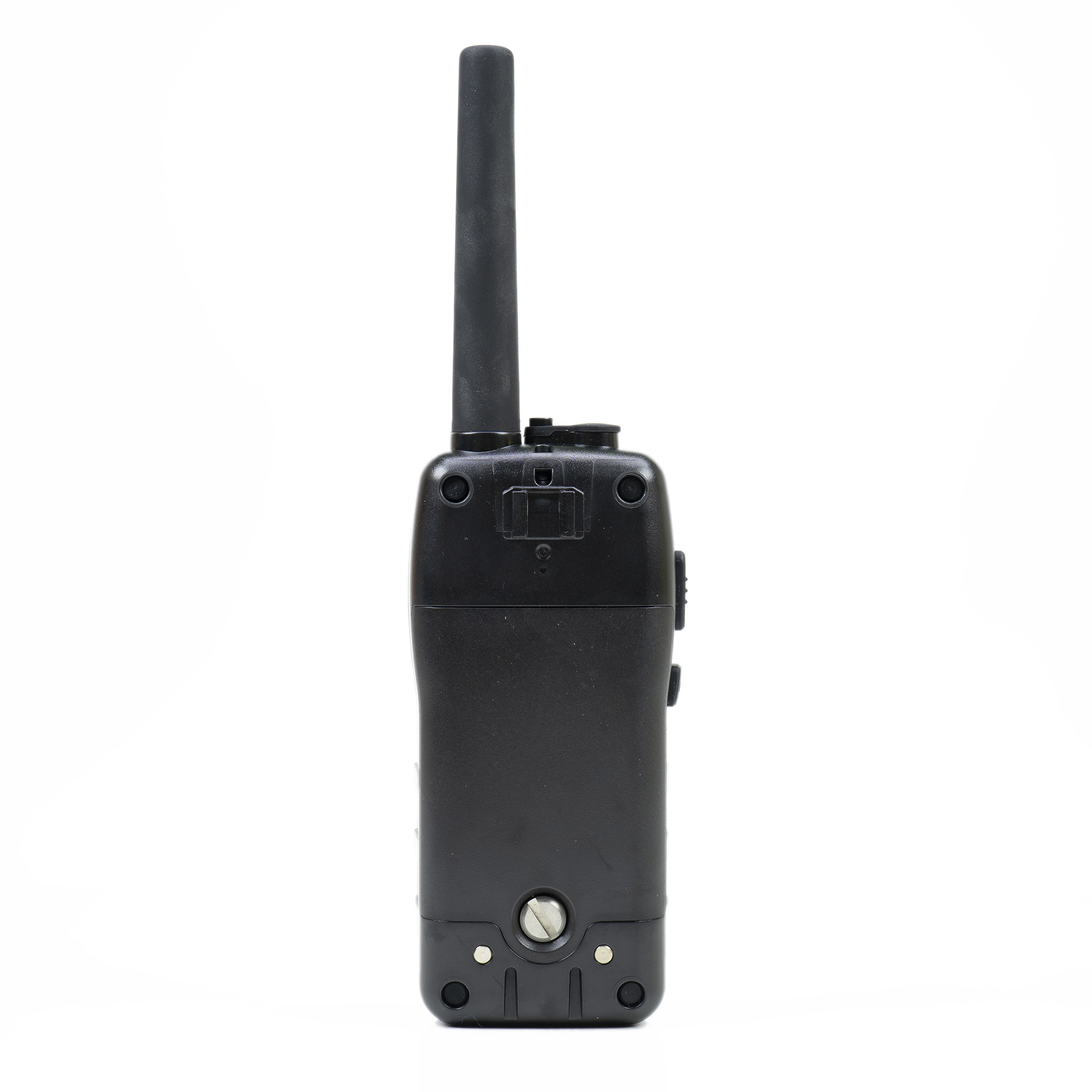 Rückseite eines schwarzen Funkgeräts mit Antenne auf weißem Hintergrund.