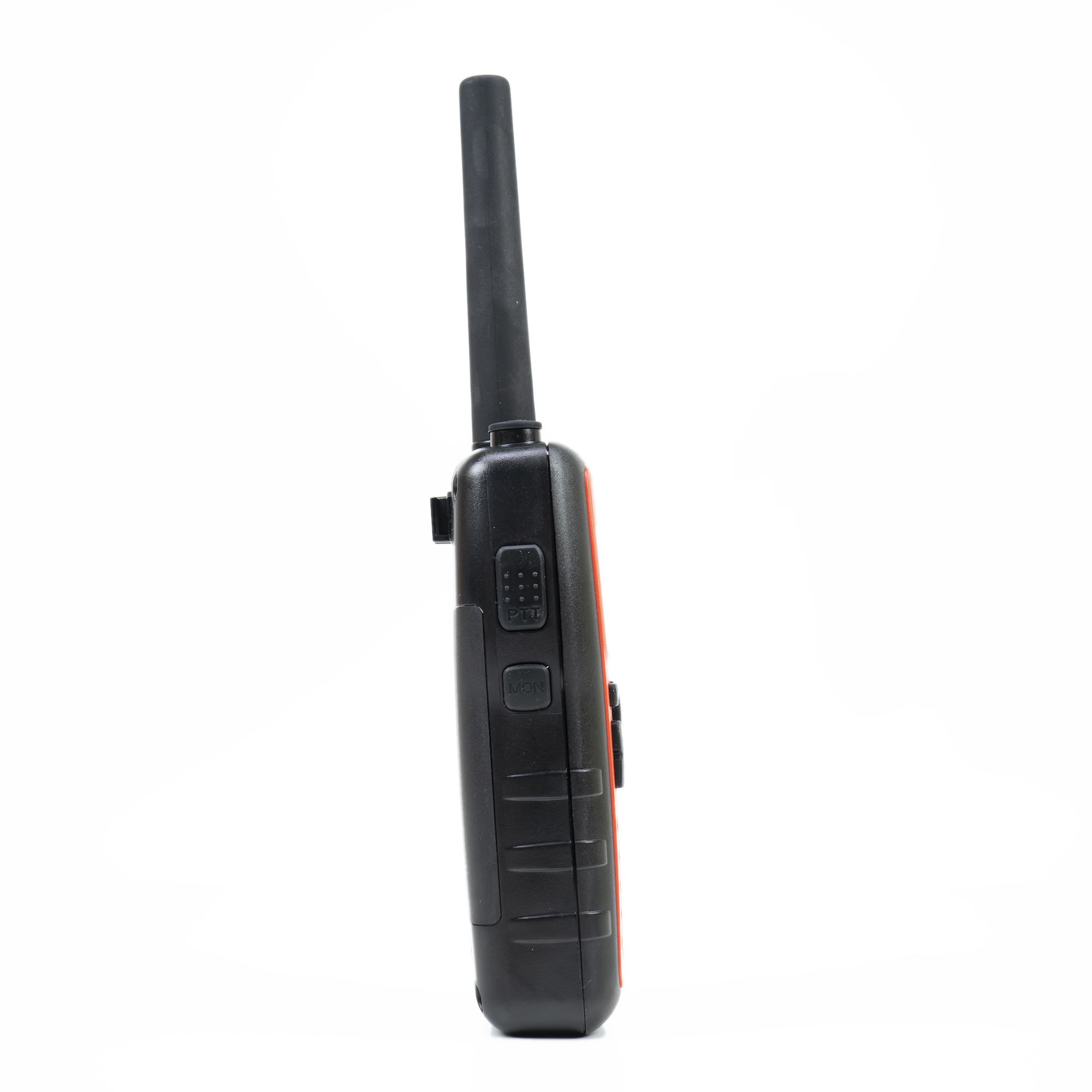 Ein schwarz-oranges Walkie-Talkie, Seitenansicht. Es hat eine lange Antenne und die Tasten 'P/L' und 'MON'.
