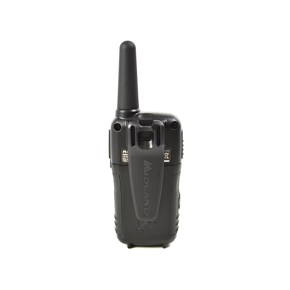 Rückansicht eines schwarzen Walkie-Talkies mit Antenne und Gürtelclip. Es ist auf weißem Hintergrund.