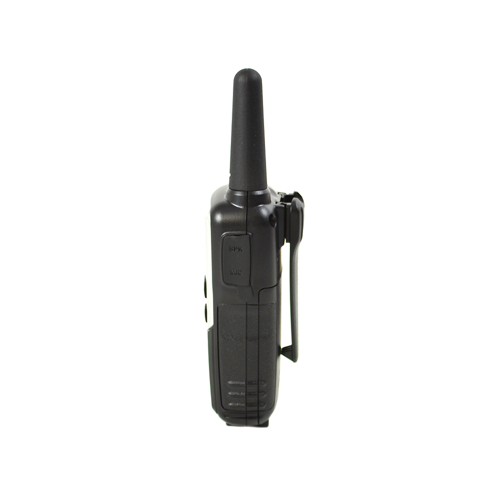 Schwarzes Walkie-Talkie auf weißem Hintergrund. Es hat einen Gürtelclip und Knöpfe.