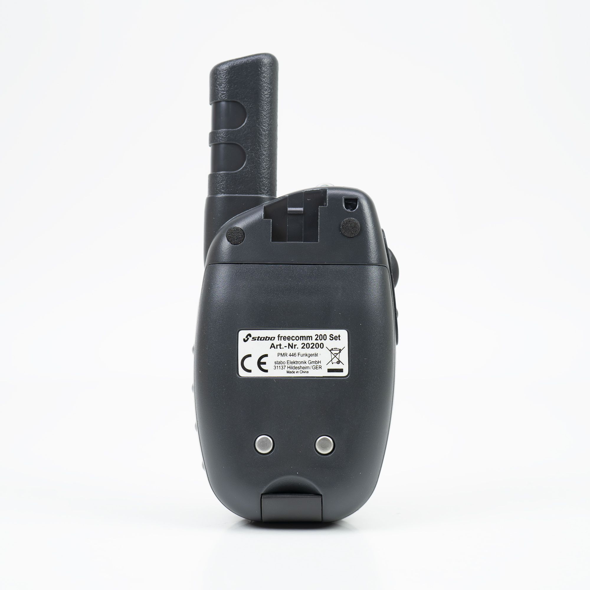 Schwarzes Walkie-Talkie auf weißem Untergrund. Details umfassen Knöpfe, einen Lautsprecher und ein Etikett.