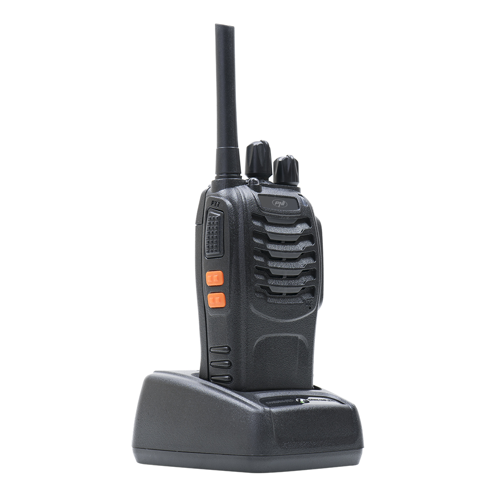 Ein schwarzes Funkgerät befindet sich in einer Ladestation. Es hat eine Antenne und orangefarbene Knöpfe. Weißer Hintergrund.