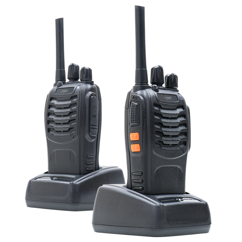Zwei schwarze Walkie-Talkies auf ihren Ladestationen vor weißem Hintergrund.