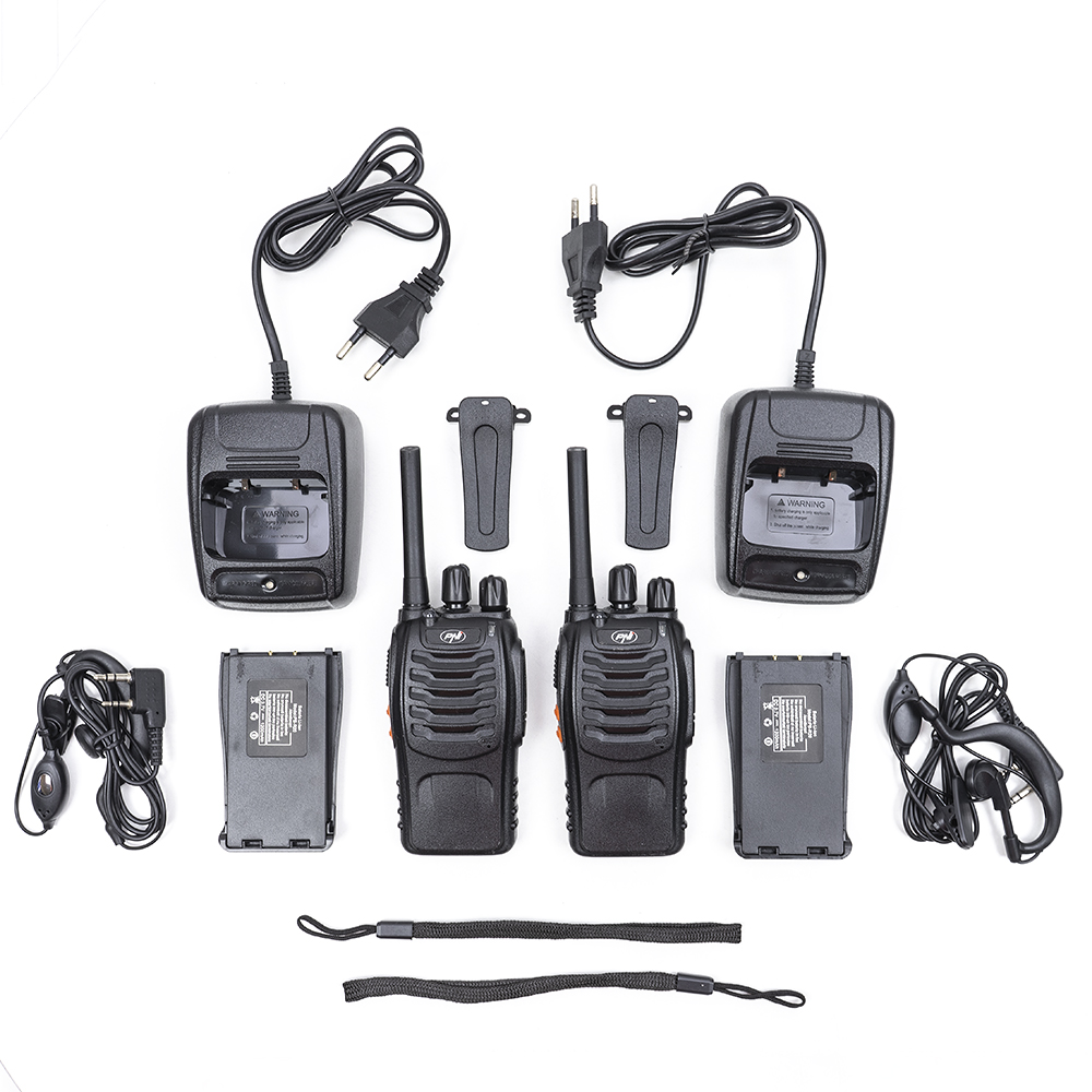 Schwarze Walkie-Talkies, Ladegeräte, Akkus, Clips und Träger sind ordentlich auf weißem Hintergrund angeordnet.