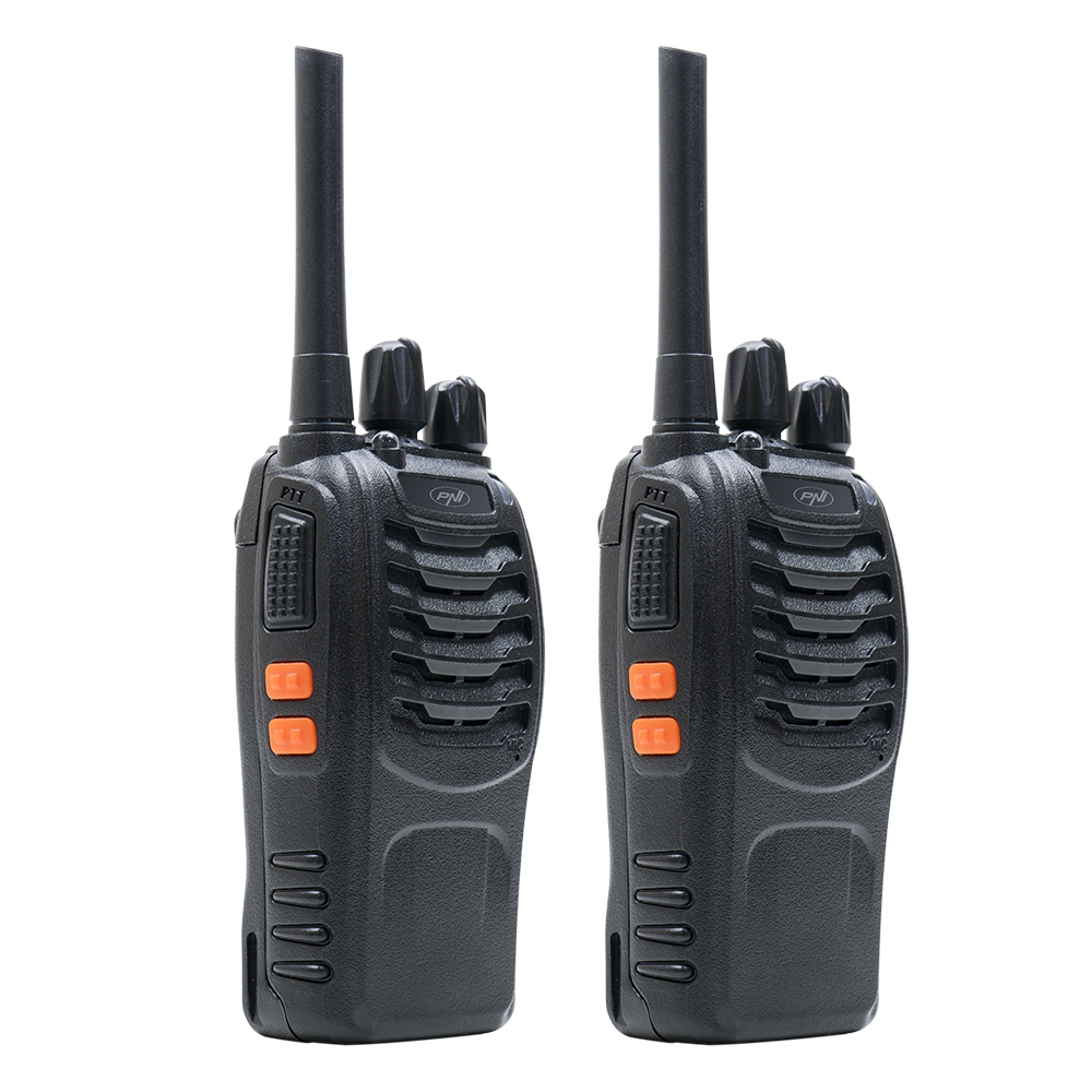 Zwei schwarze Walkie-Talkies mit orangefarbenen Knöpfen und Antennen, auf weißem Hintergrund.