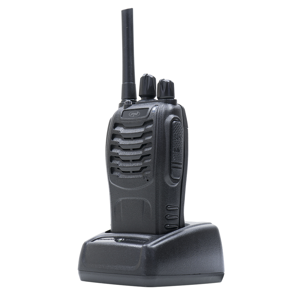 Ein schwarzes Walkie-Talkie auf seinem Ladegerät. Es hat eine Antenne und Knöpfe, vor weißem Hintergrund.
