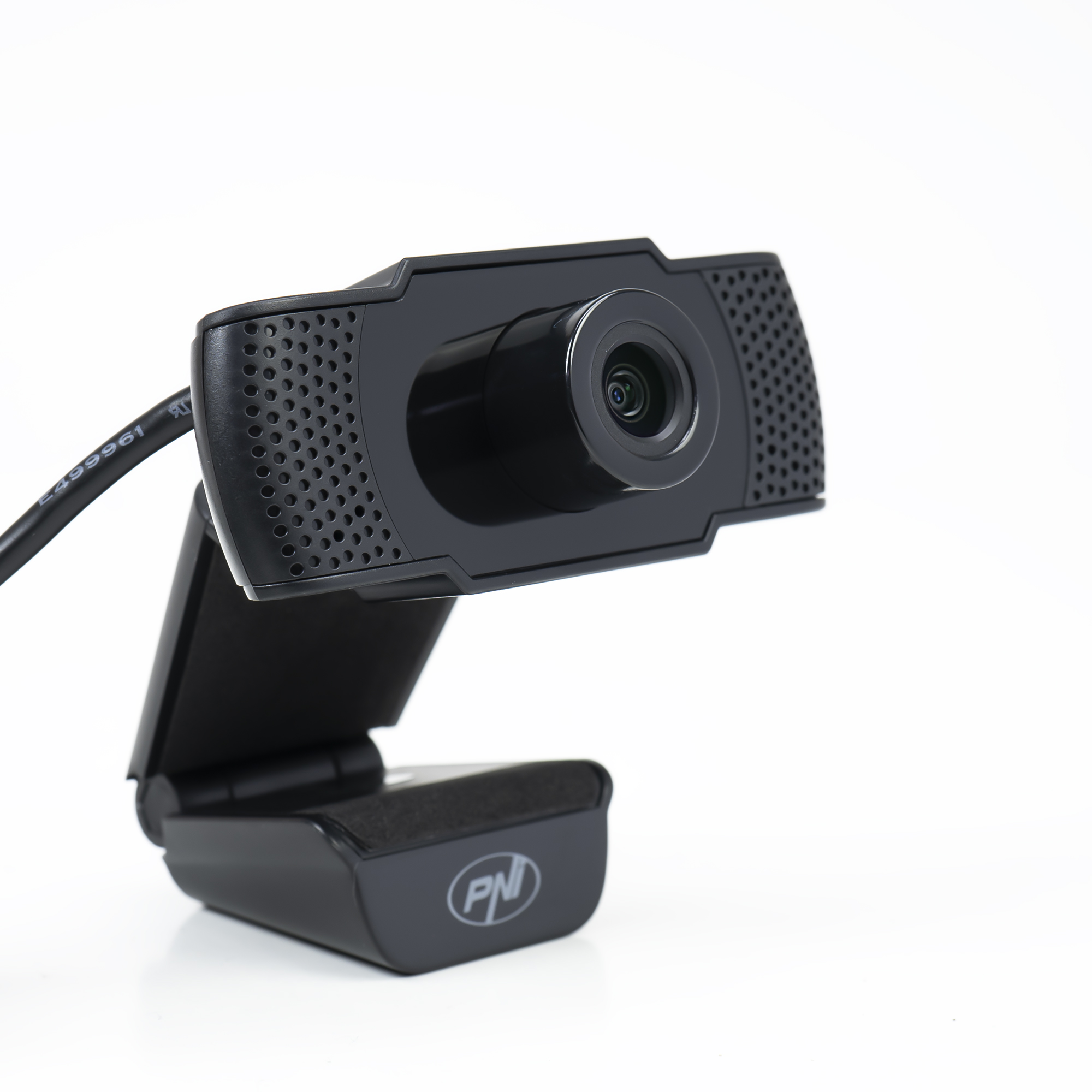 Schwarze Webcam mit Objektiv und Ständer. Sie befindet sich auf weißem Hintergrund.