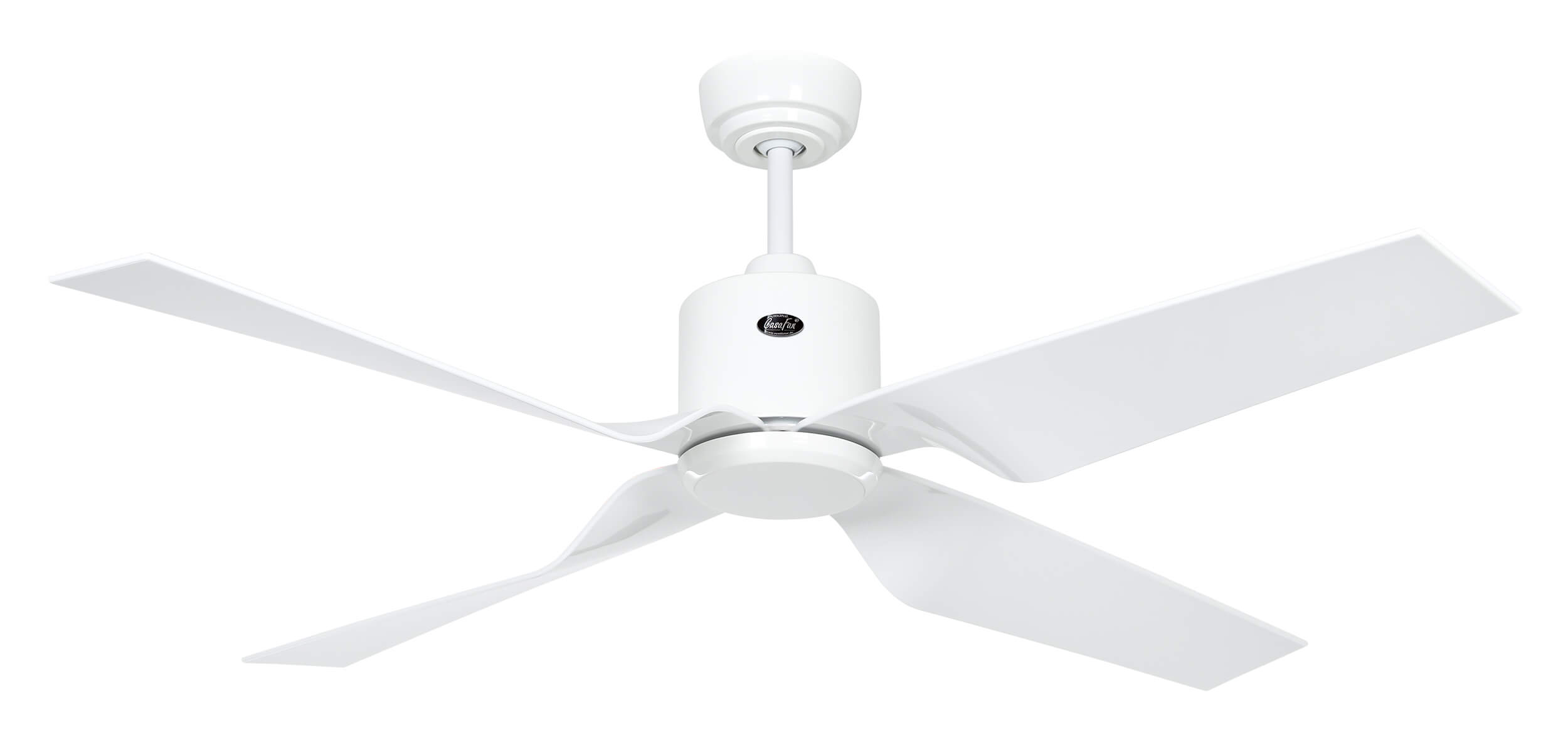 Weißer Deckenventilator mit vier Flügeln. Ventilator ist zentriert. Weiße Vorrichtung.