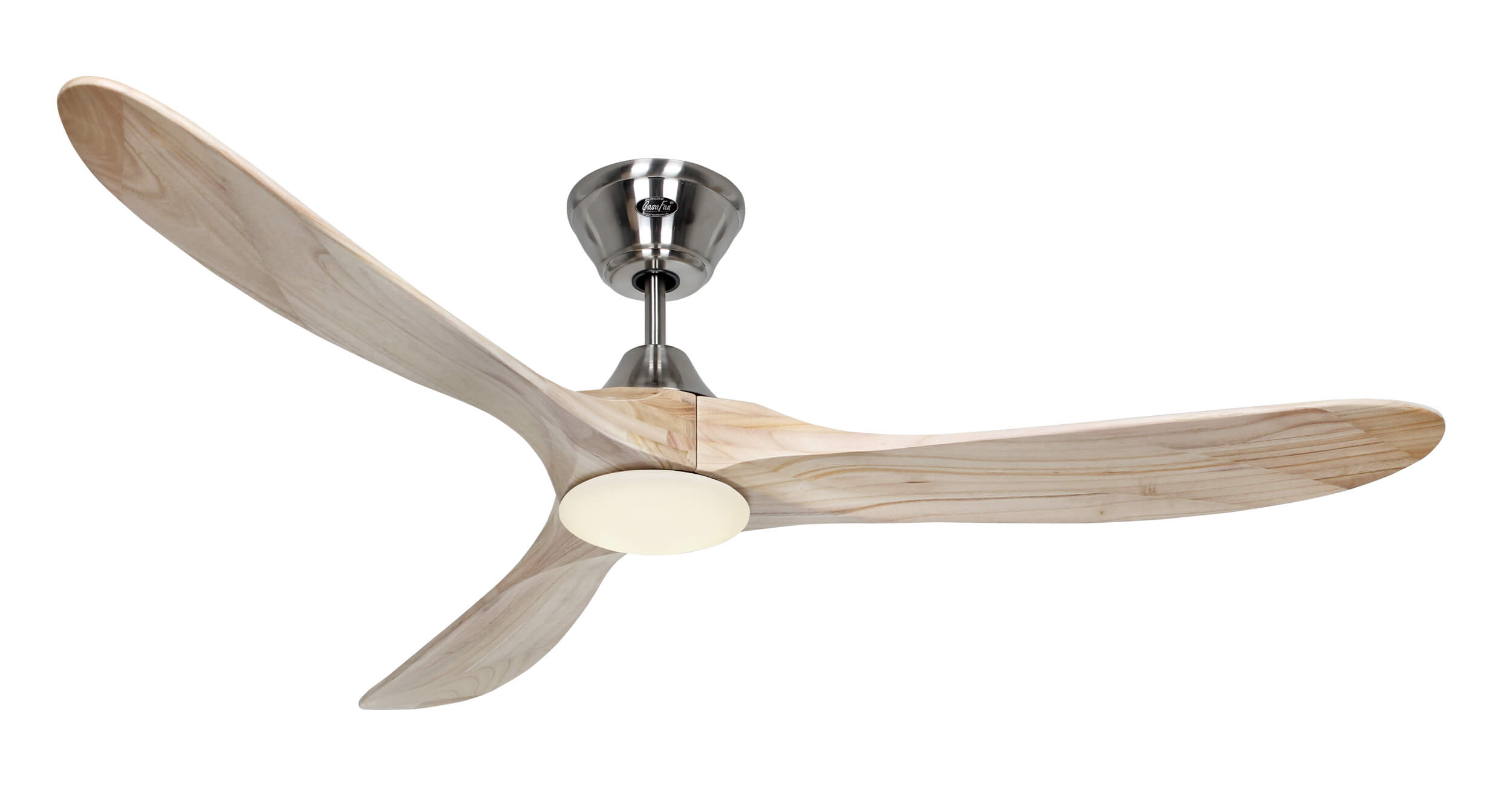 Ventilatore da soffitto con tre pale in legno e una luce. Sfondo bianco.