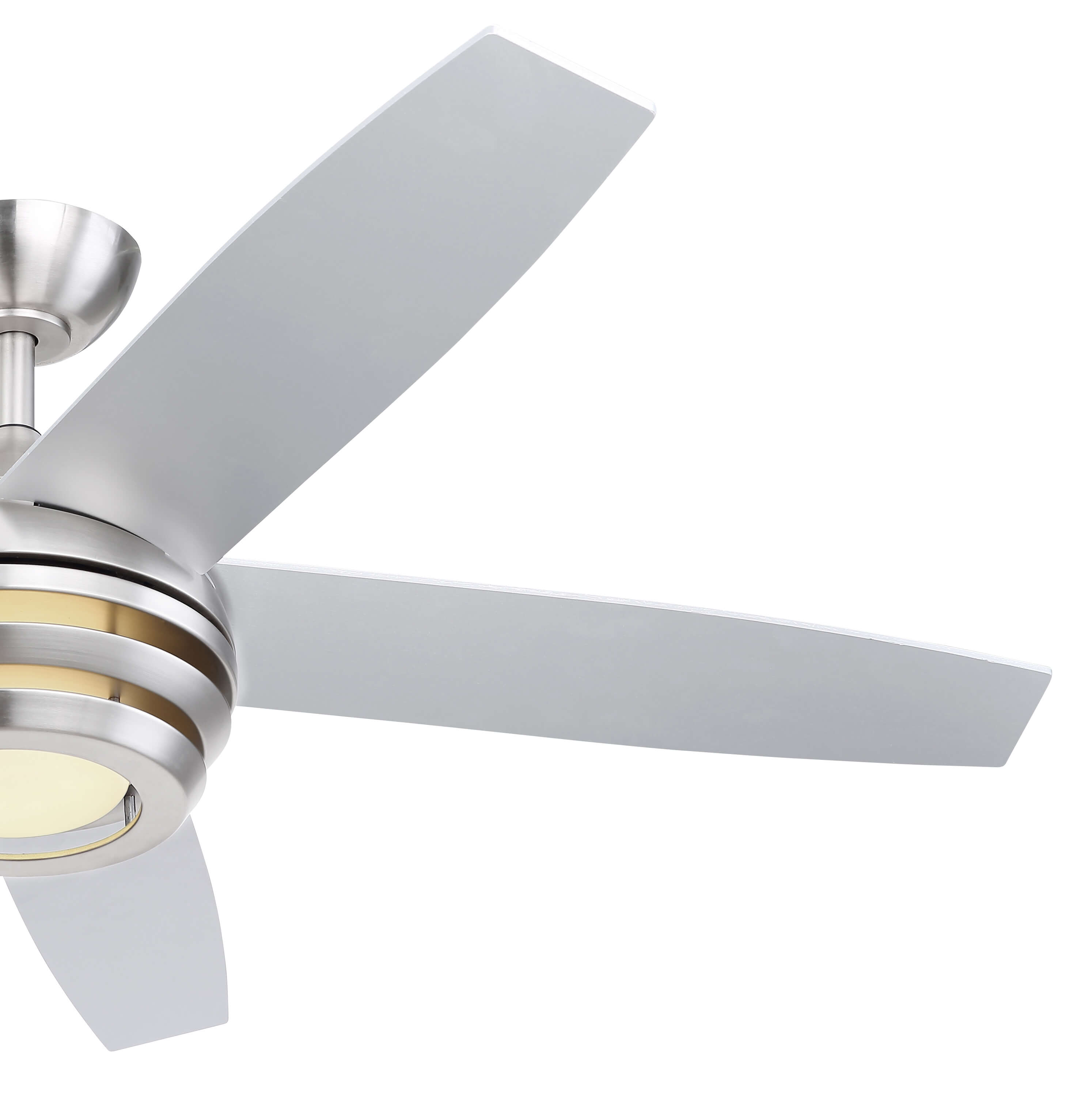 Ein silberner Deckenventilator mit vier Flügeln.