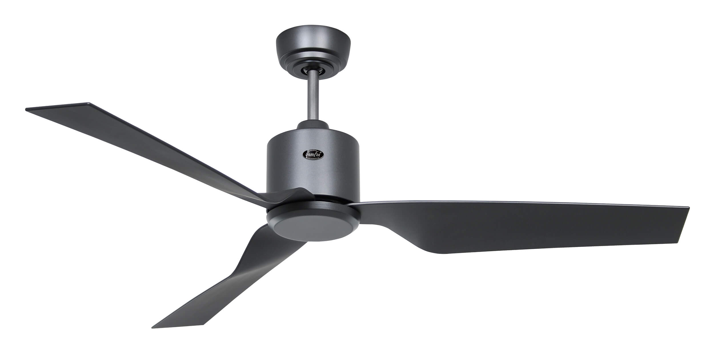 Ventilatore da soffitto grigio scuro con tre pale, centrato su uno sfondo bianco.