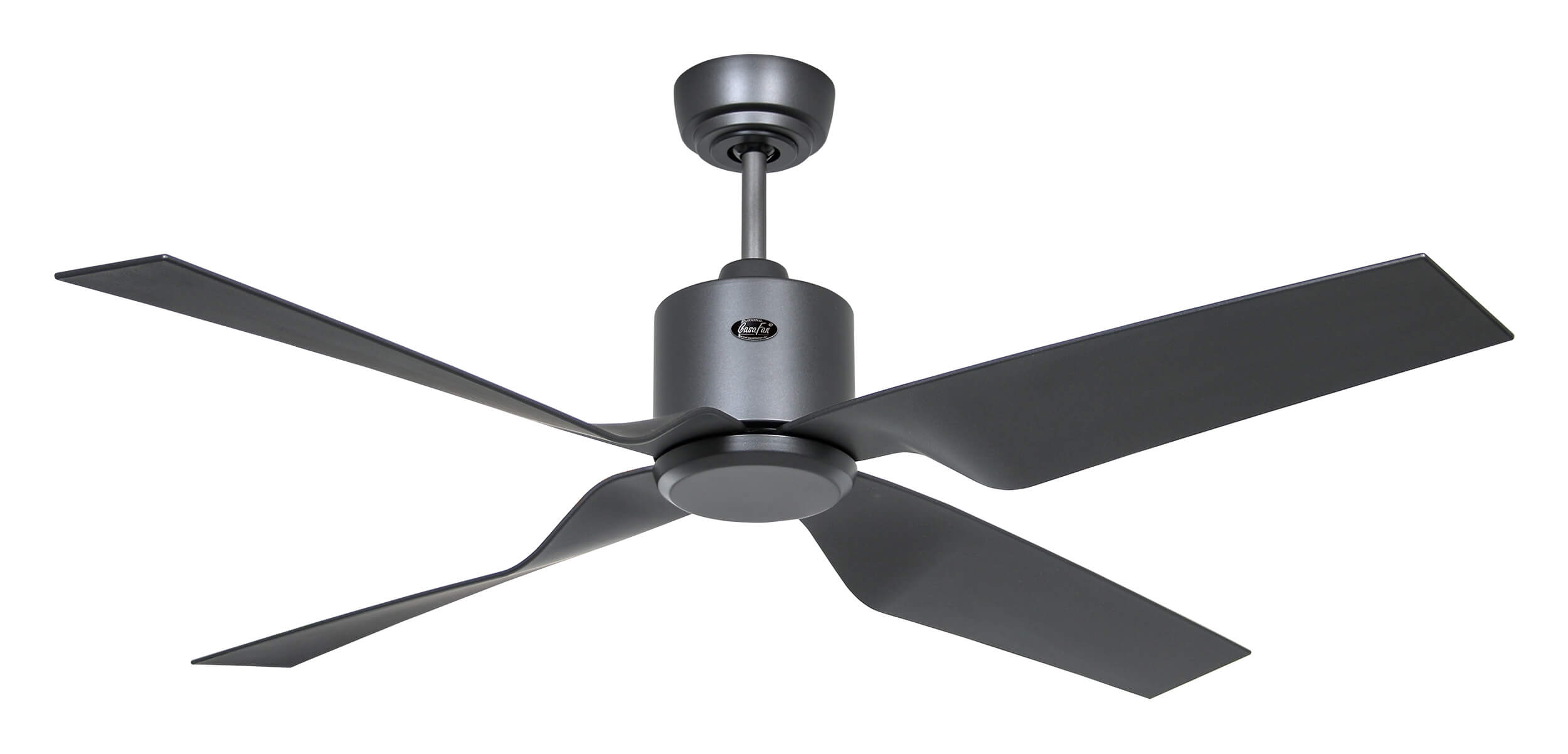Un ventilatore da soffitto grigio scuro con quattro pale. Sfondo bianco.