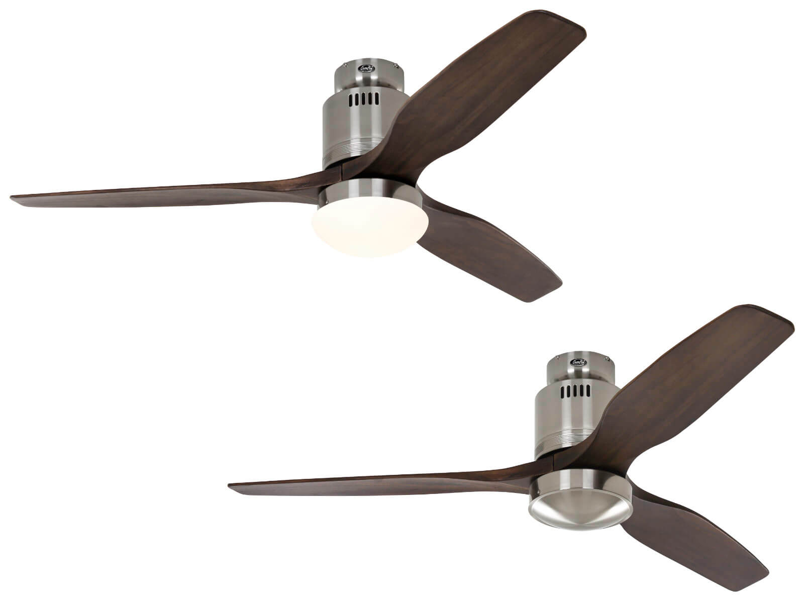 Due ventilatori da soffitto con tre pale in legno. I ventilatori hanno un alloggiamento motore argentato e una luce bianca.