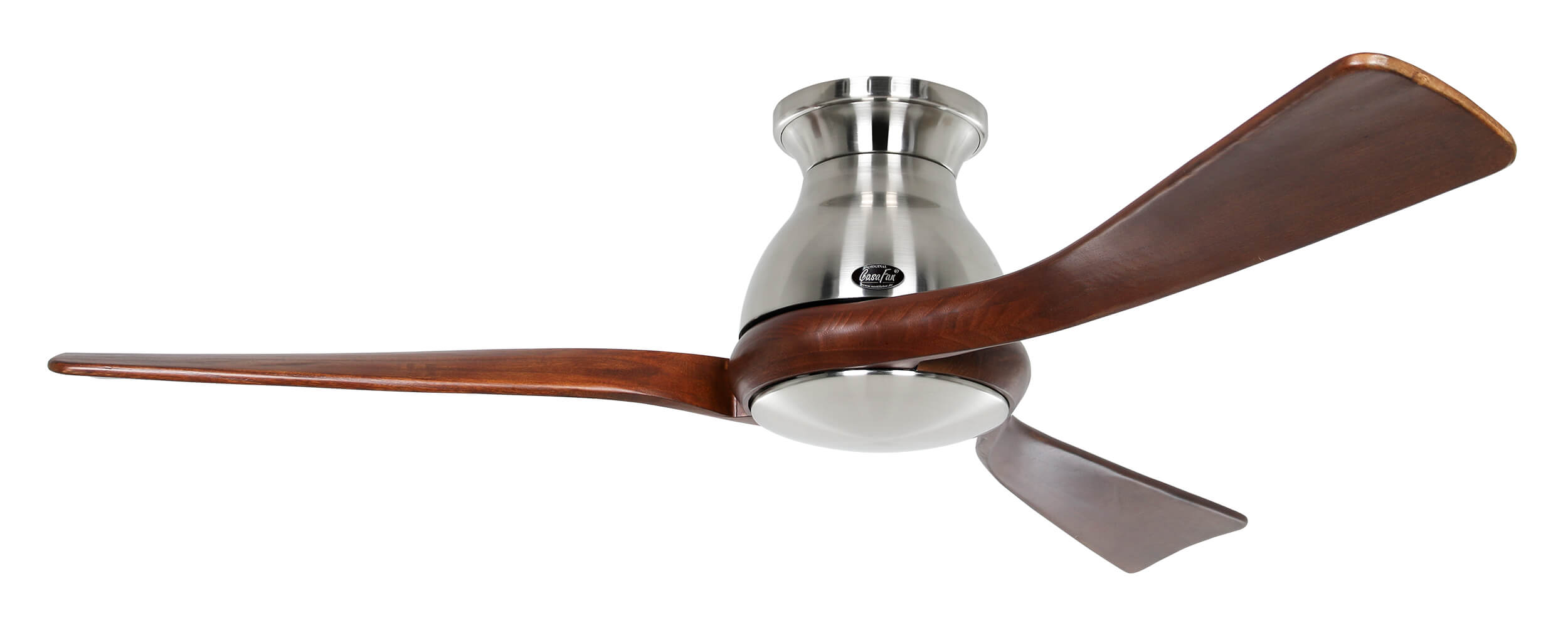 Ventilatore da soffitto con tre pale in legno e centro argentato. Sfondo bianco.