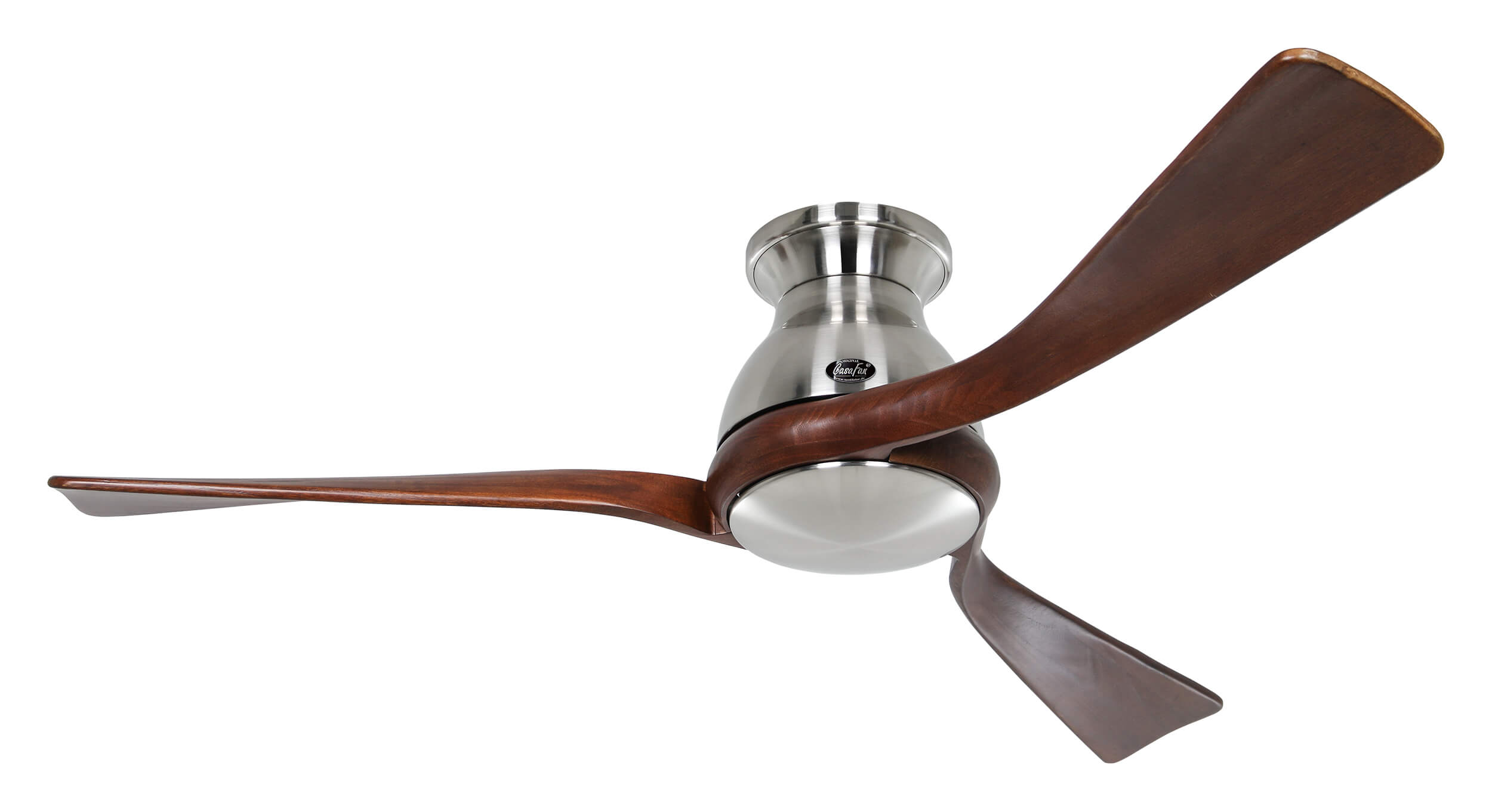 Ventilatore da soffitto con tre pale marroni, centro argentato e base argentata.