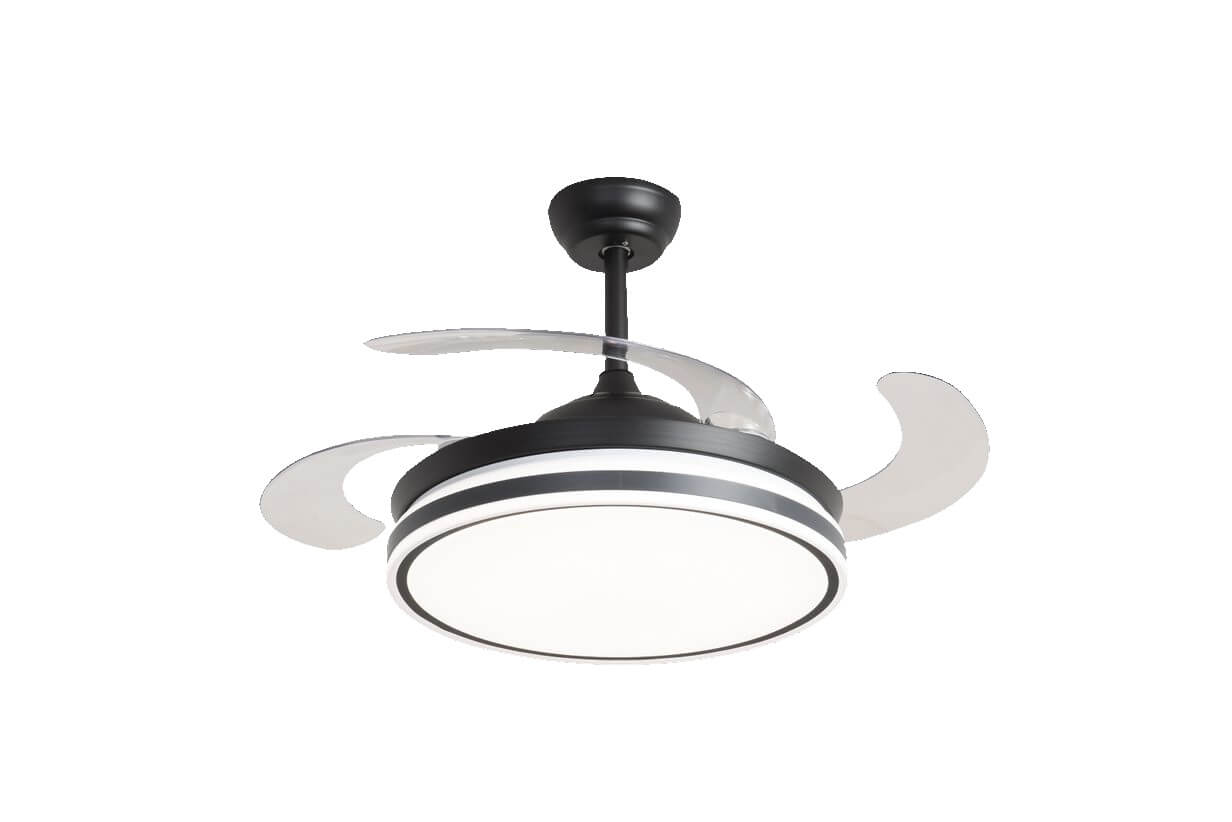 Ein schwarzer Deckenventilator mit drei gebogenen Flügeln und einem zentralen Licht mit weißen und schwarzen Streifen.