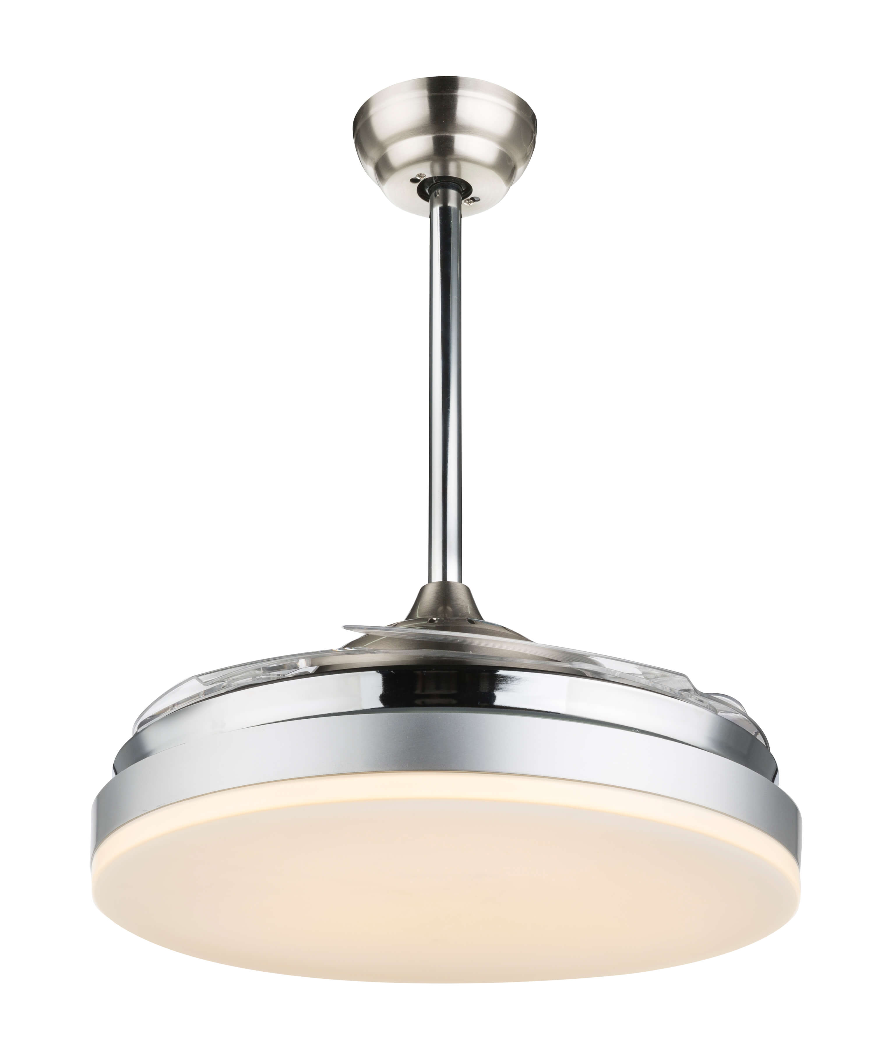 Deckenventilator mit Licht. Der Ventilator ist silberfarben mit weißem Licht.