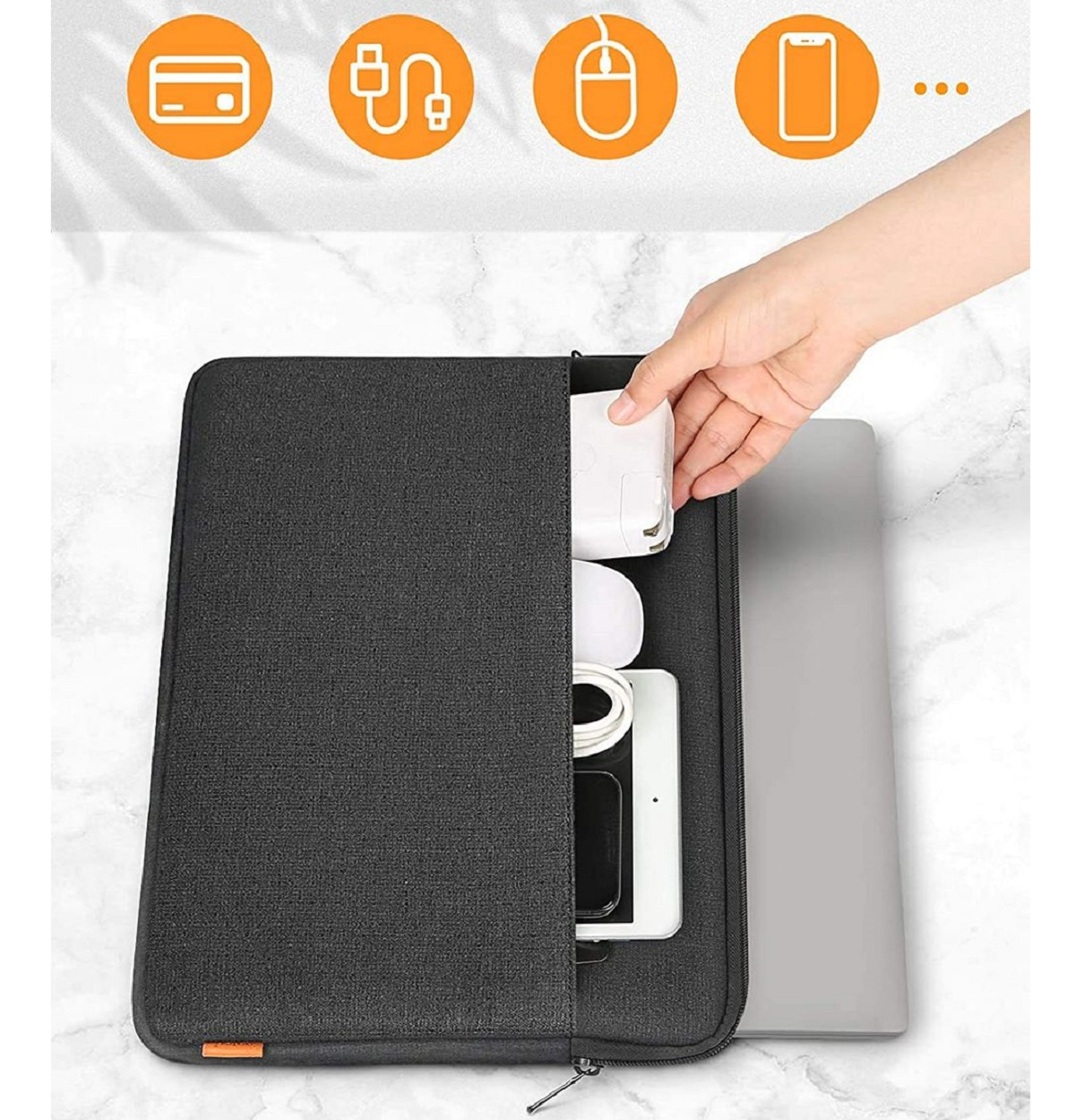 Person gibt Zubehör wie Ladegerät, Maus in eine Laptoptasche mit Laptop.