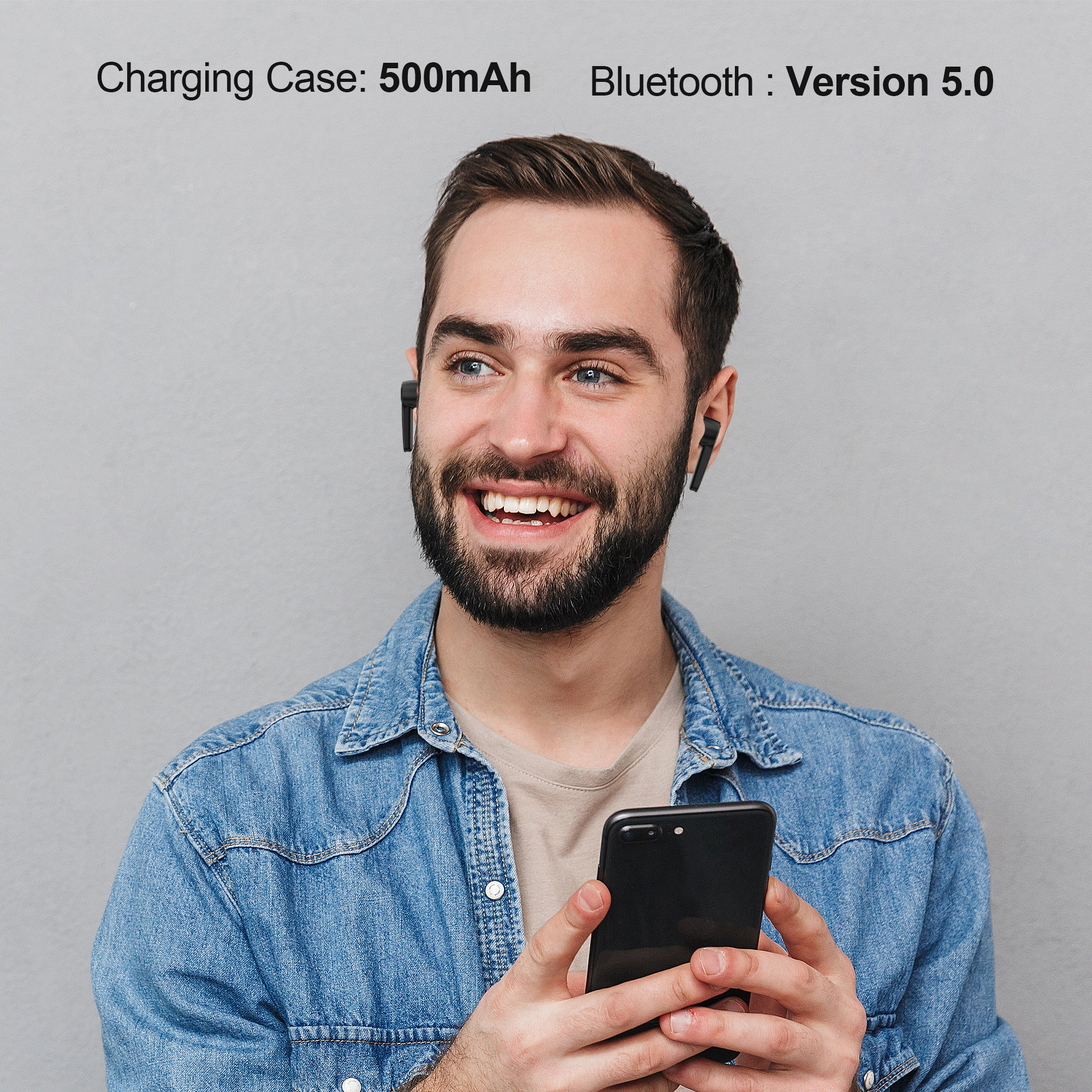 Ein lächelnder Mann, der ein Telefon hält und Ohrhörer trägt.