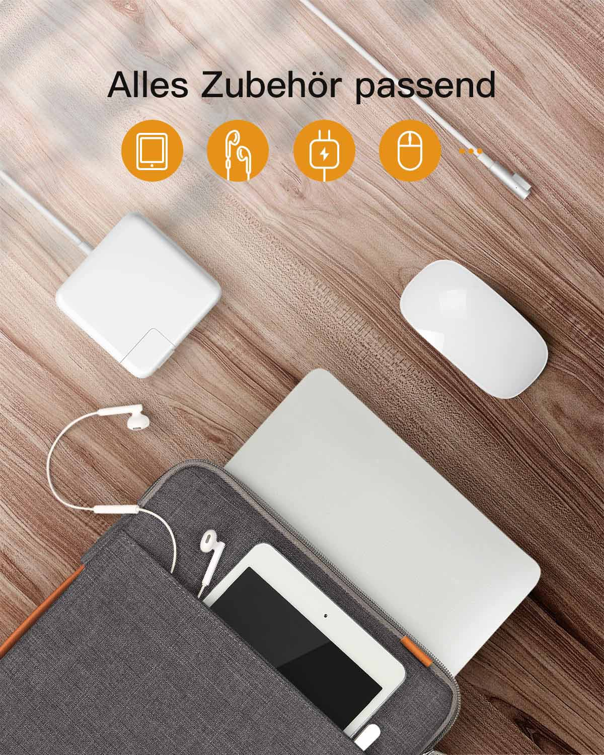 Holztisch mit Zubehör. Laptop, Tablet, Maus, Kopfhörer und quadratischer Adapter sind sichtbar.