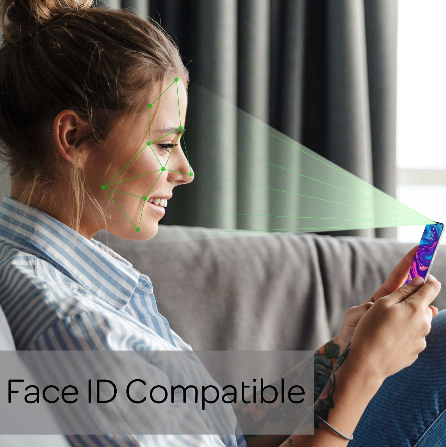 Femme utilisant un smartphone, avec un scan Face ID vert sur son visage. Texte: Face ID Compatible.