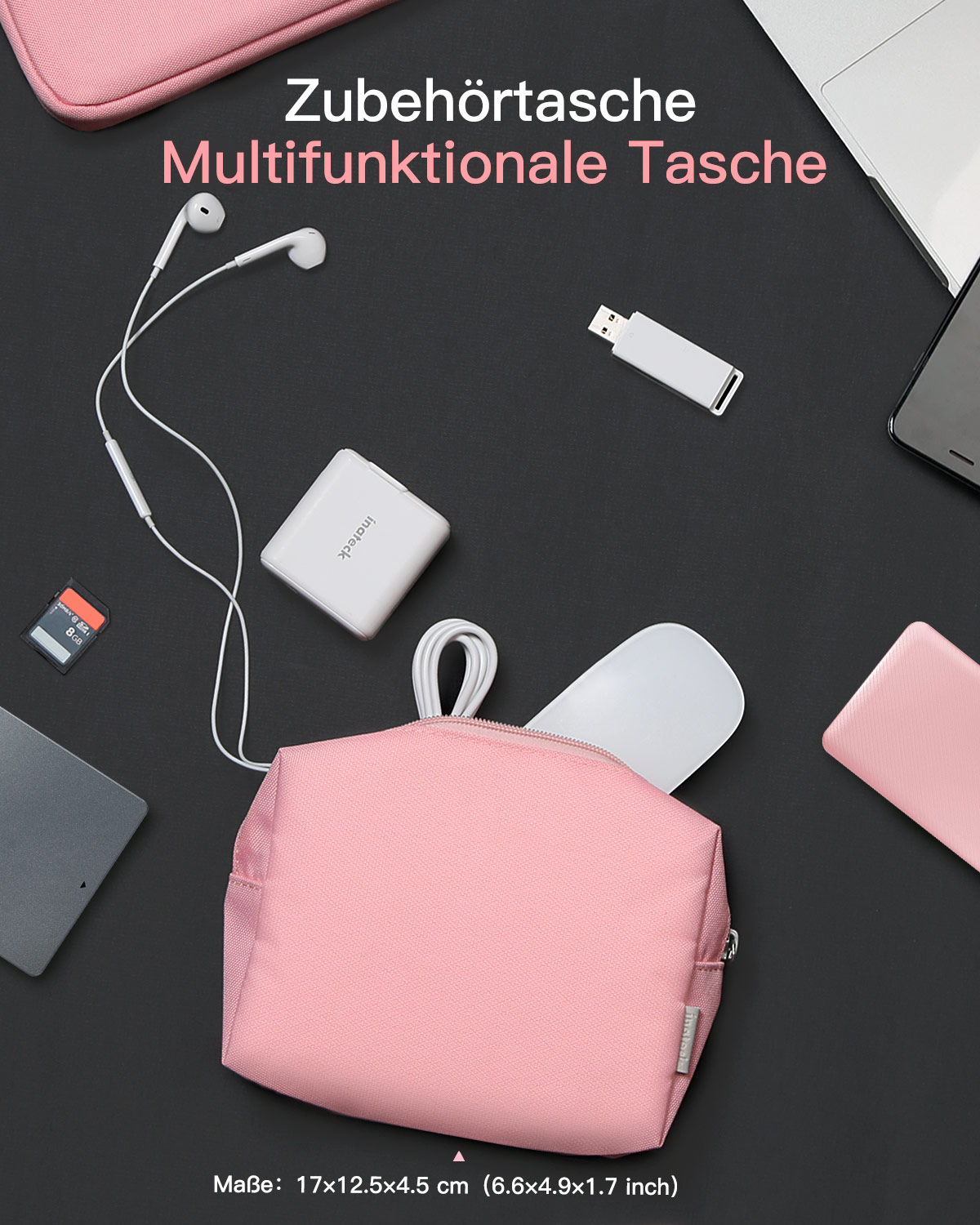 Eine rosa Tasche, geöffnet mit Zubehör, darunter eine weiße Maus und ein USB-Stick.