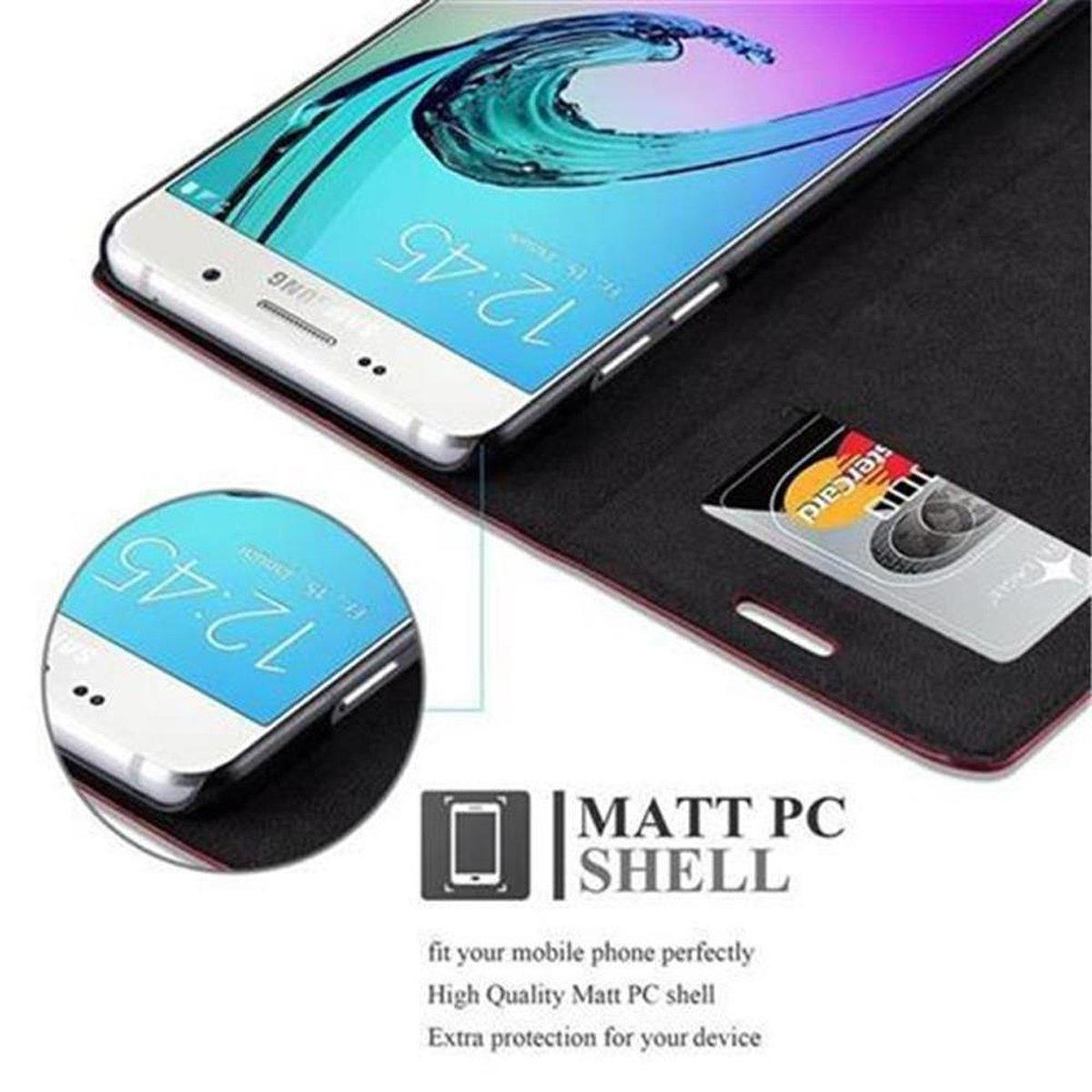 Un teléfono dentro de una funda. El teléfono muestra un reloj y una tarjeta de crédito.