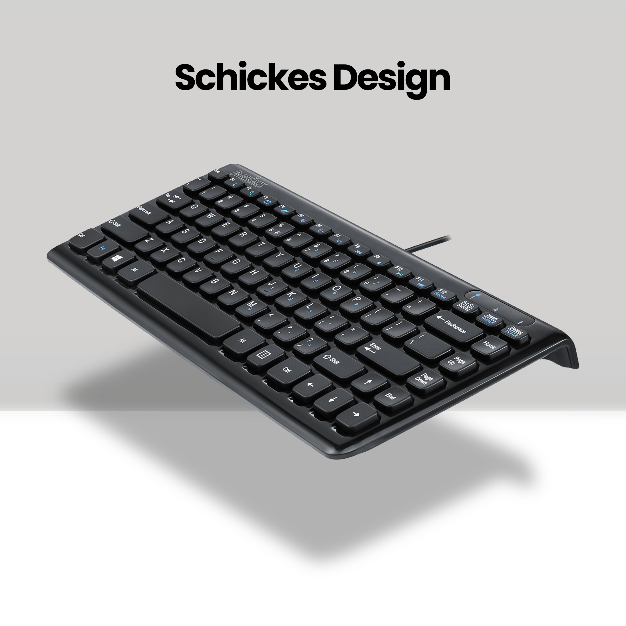 Una tastiera nera su una superficie. Testo in alto: Schickes Design.