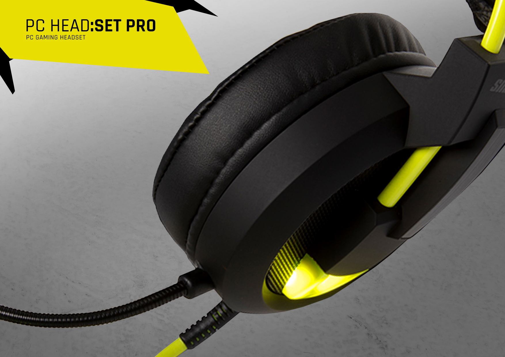 Schwarzes und gelbes Gaming-Headset mit PC HEAD: SET PRO Text auf hellem Hintergrund.