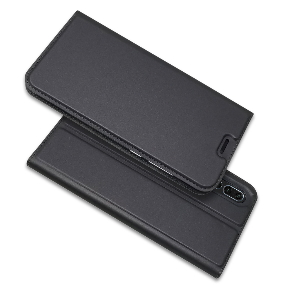 Étui de téléphone noir, ouvert et fermé, sur fond blanc.