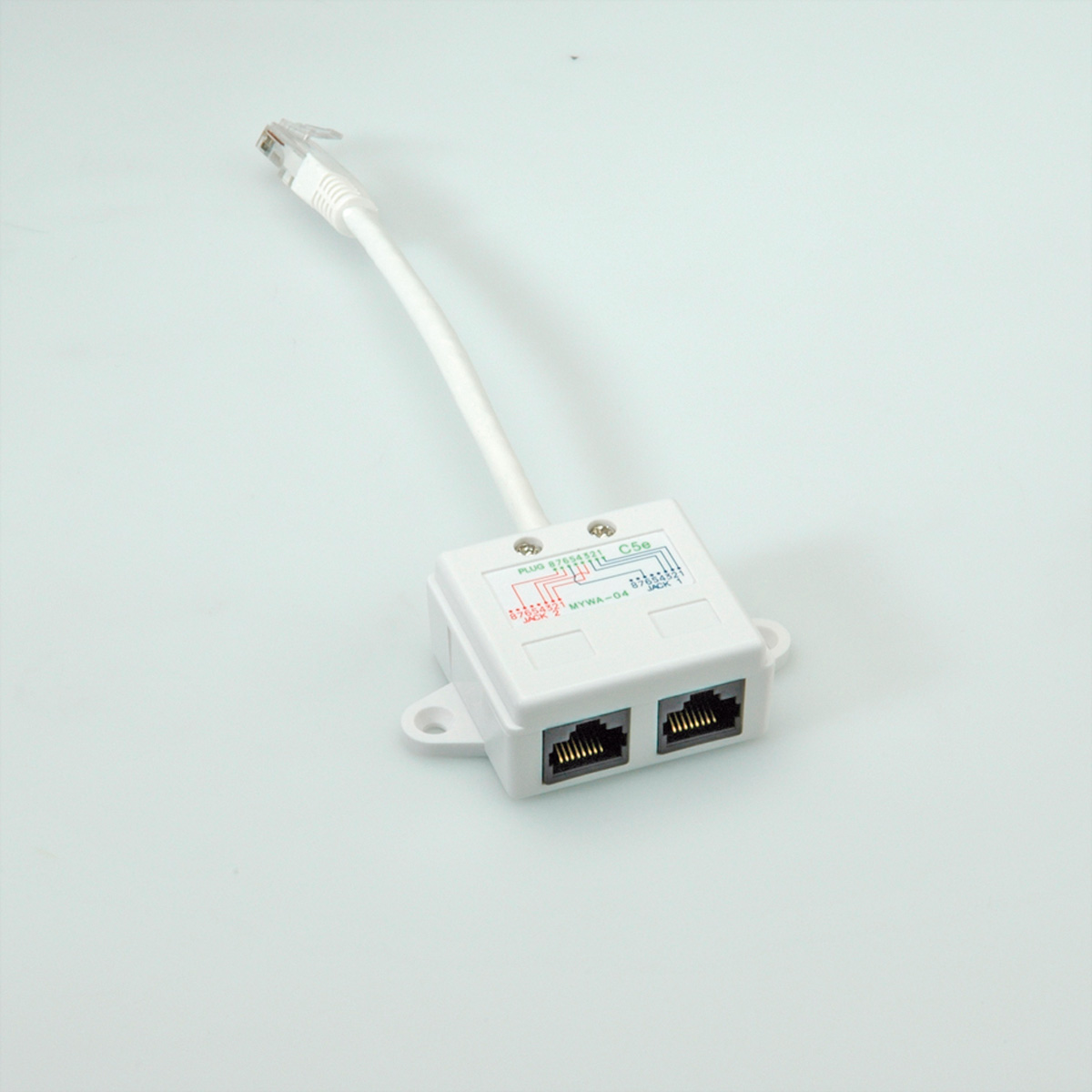 Diviseur réseau blanc avec deux ports RJ45 et un câble blanc avec un connecteur RJ45.