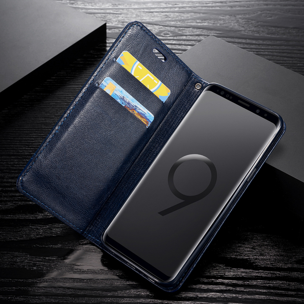 Eine blaue Handyhülle mit einem Telefon darin.