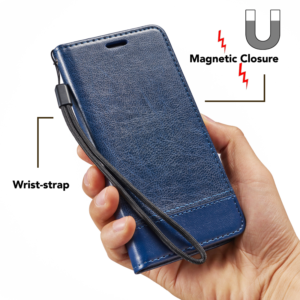 Eine Hand, die eine geschlossene blaue Leder-Handyhülle mit einer Handschlaufe hält. Text erwähnt.