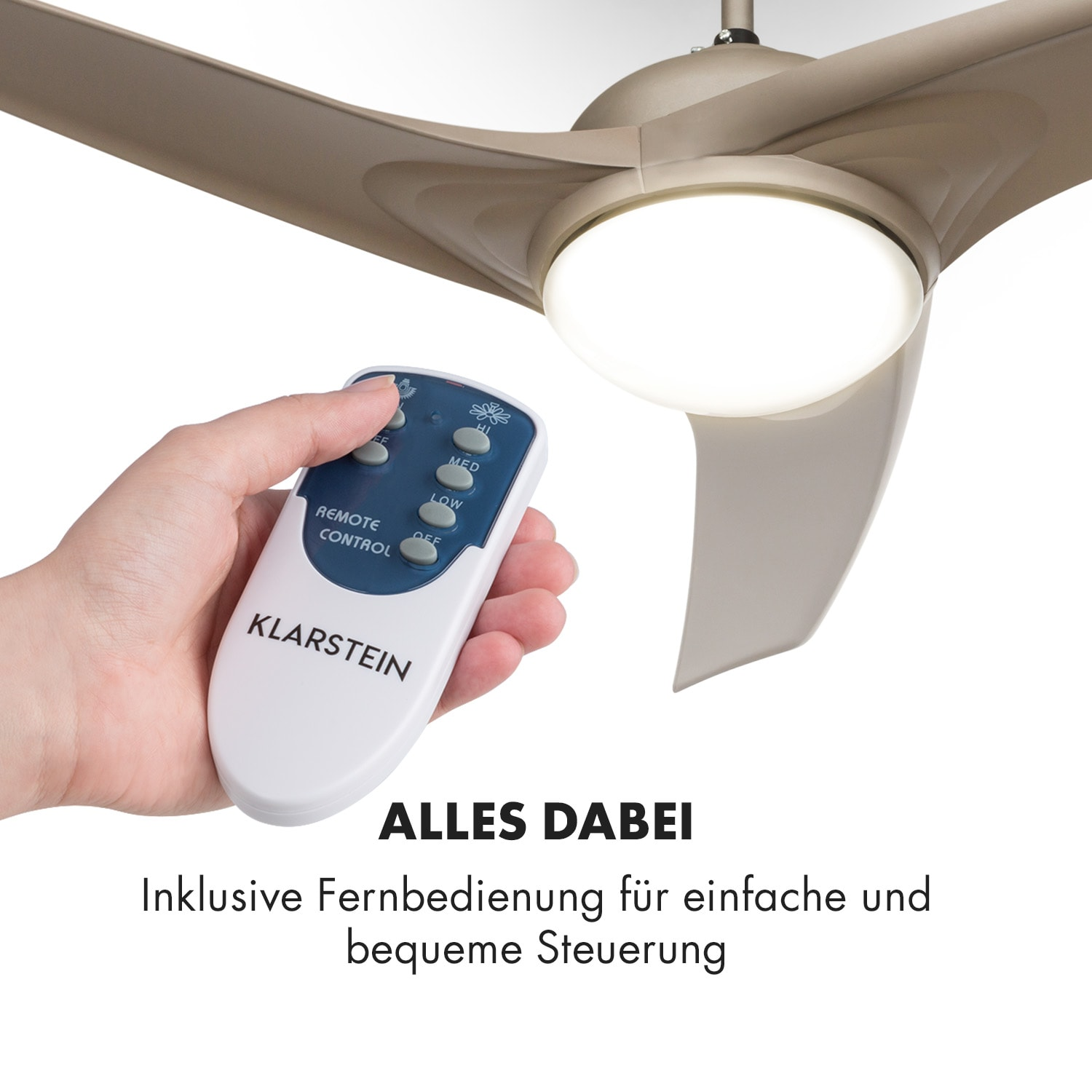 Mano che tiene un telecomando. Ventilatore a soffitto con tre pale e luce sullo sfondo.
