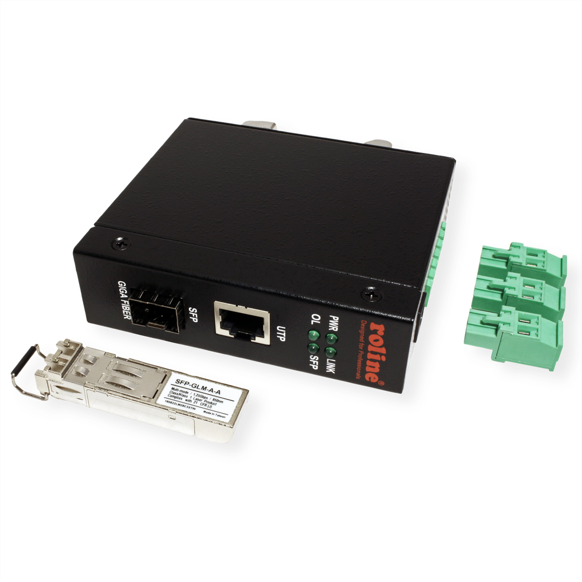 Convertisseur noir avec connecteurs et un module SFP.