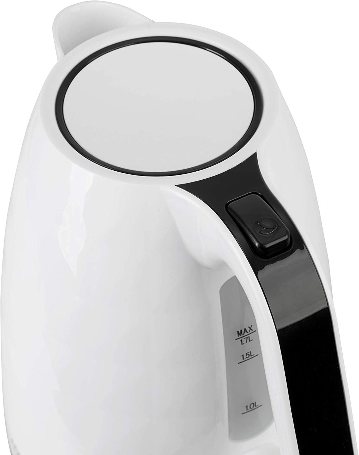 Zbliżenie białego czajnika elektrycznego z czarnym uchwytem i przyciskiem.