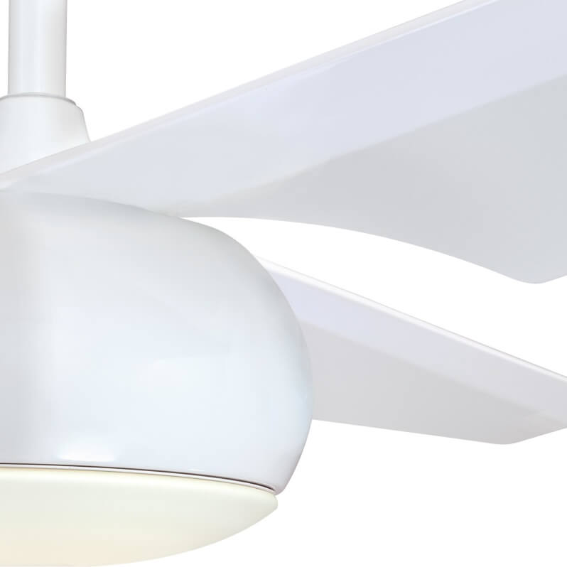 Ein weißer Deckenventilator mit drei Flügeln. Der Ventilator ist mit einem integrierten Licht beleuchtet.