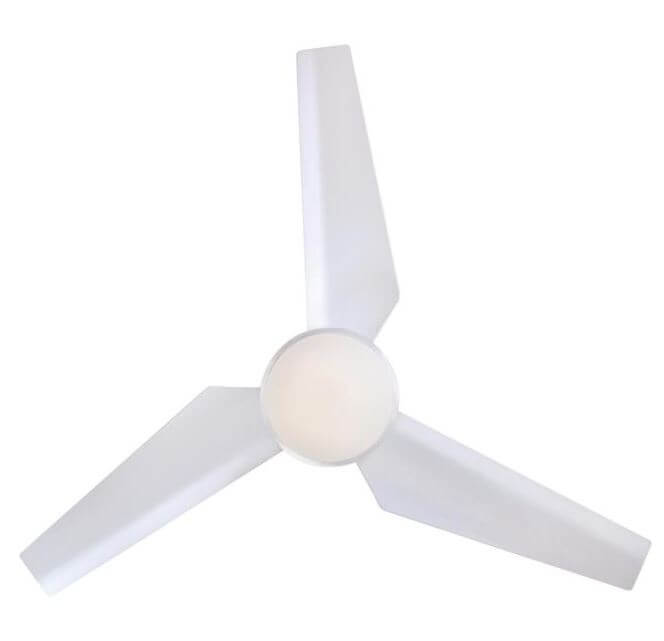 Ein weißer Deckenventilator mit drei Flügeln und einem zentralen Licht.