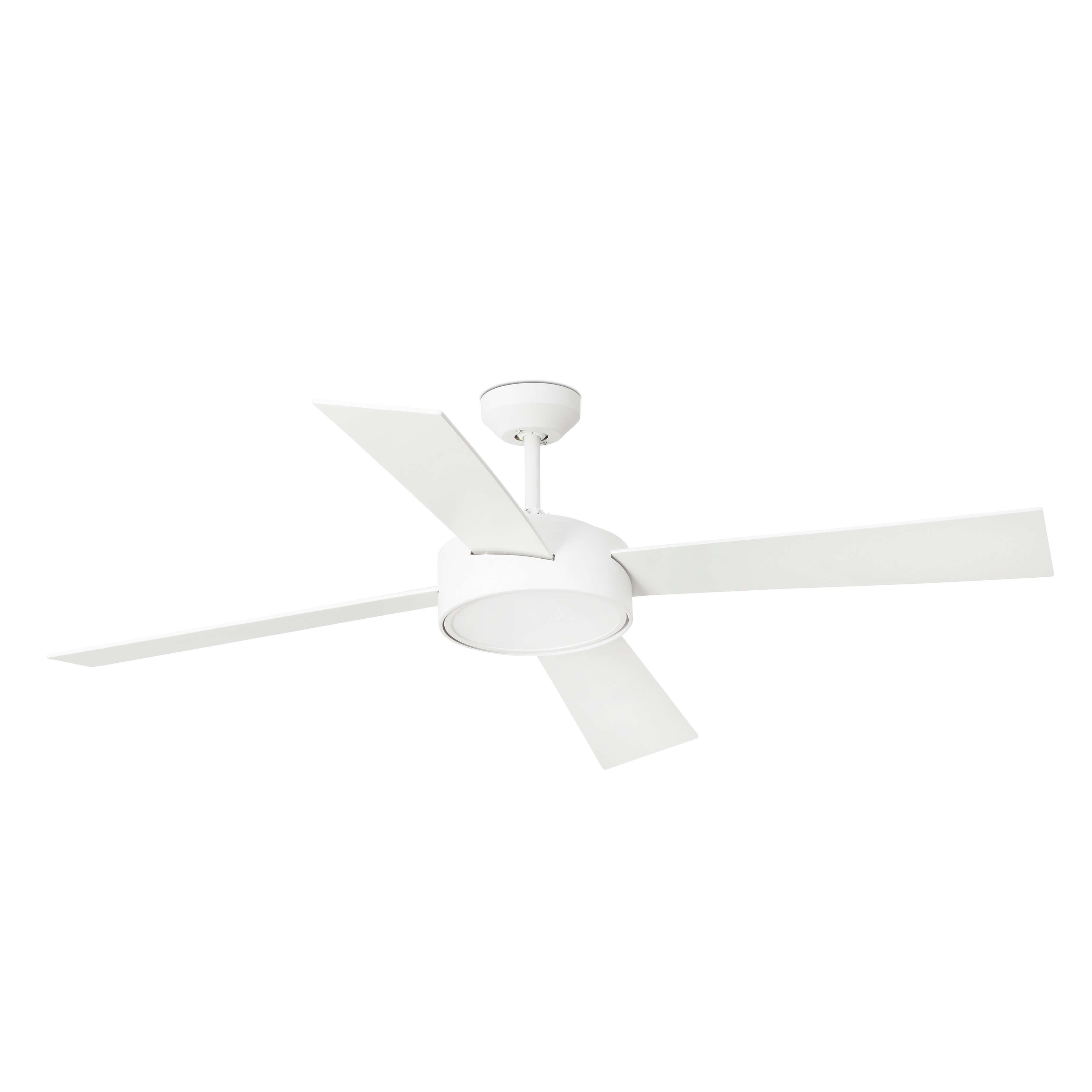 Weißer Deckenventilator mit vier Blättern. Die Blätter sind gerade und abgewinkelt. Der Hintergrund ist weiß.
