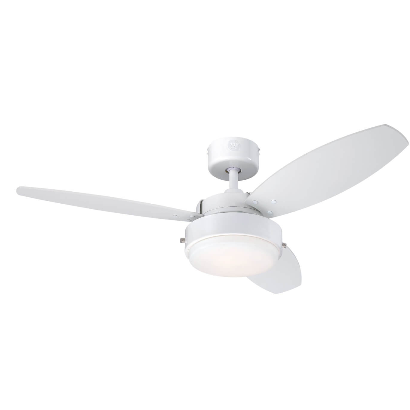 Weißer Deckenventilator mit drei Flügeln und einer zentralen Leuchte.
