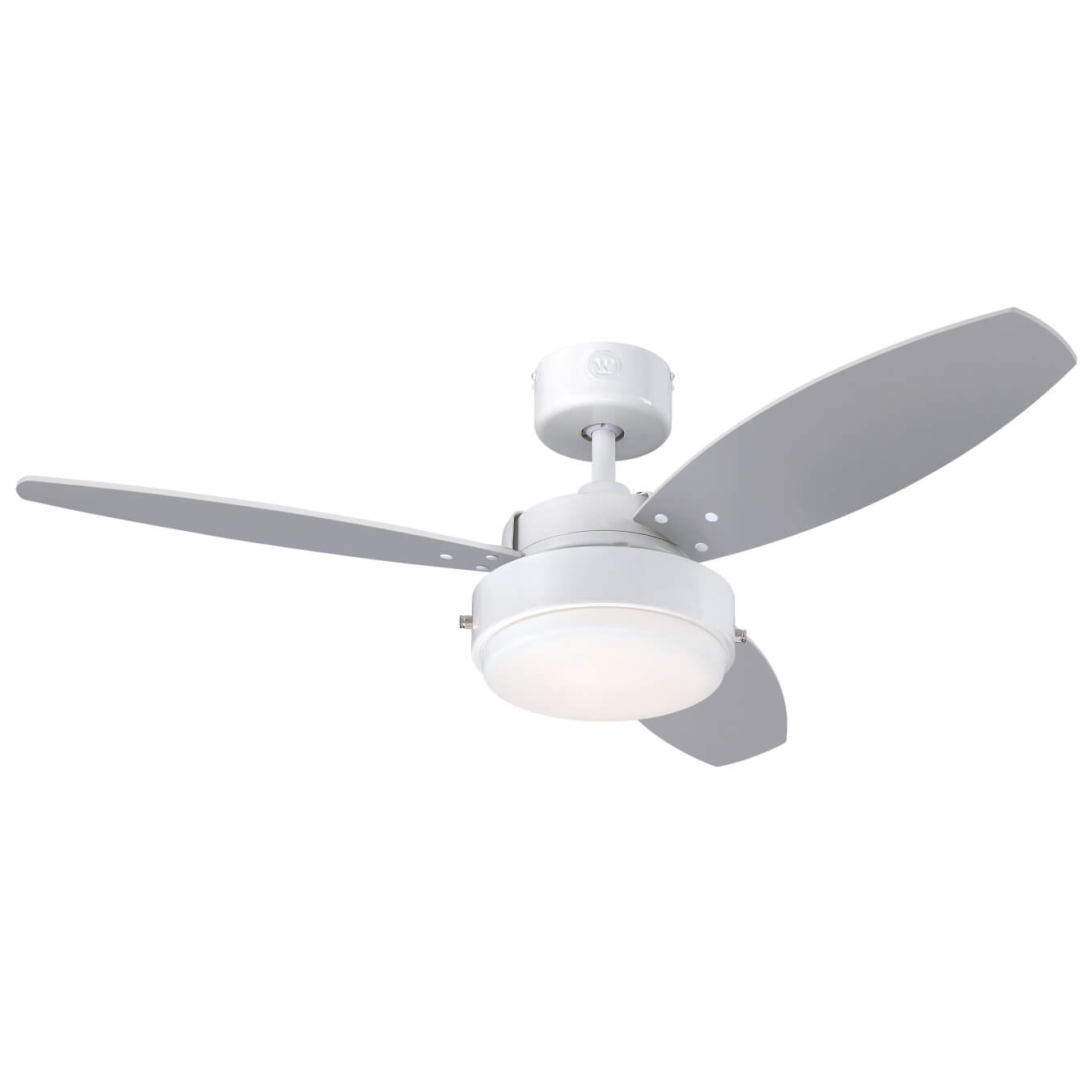 Weißer Deckenventilator mit drei grauen Flügeln und einem Licht. Der Ventilator befindet sich an einer weißen Decke.