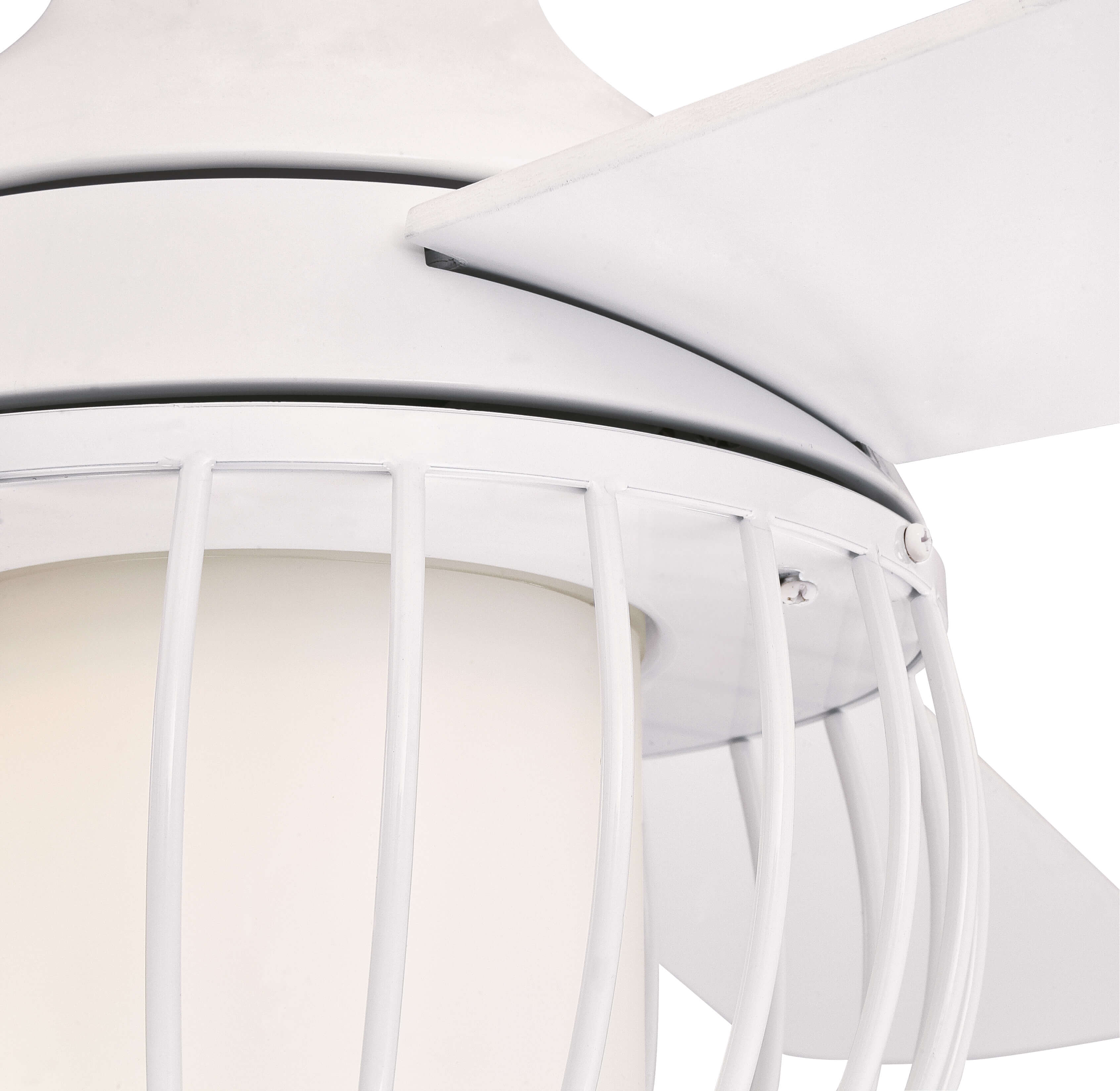 Nahaufnahme eines weißen Deckenventilators. Er hat weiße Flügel und einen weißen Lichtkäfig.