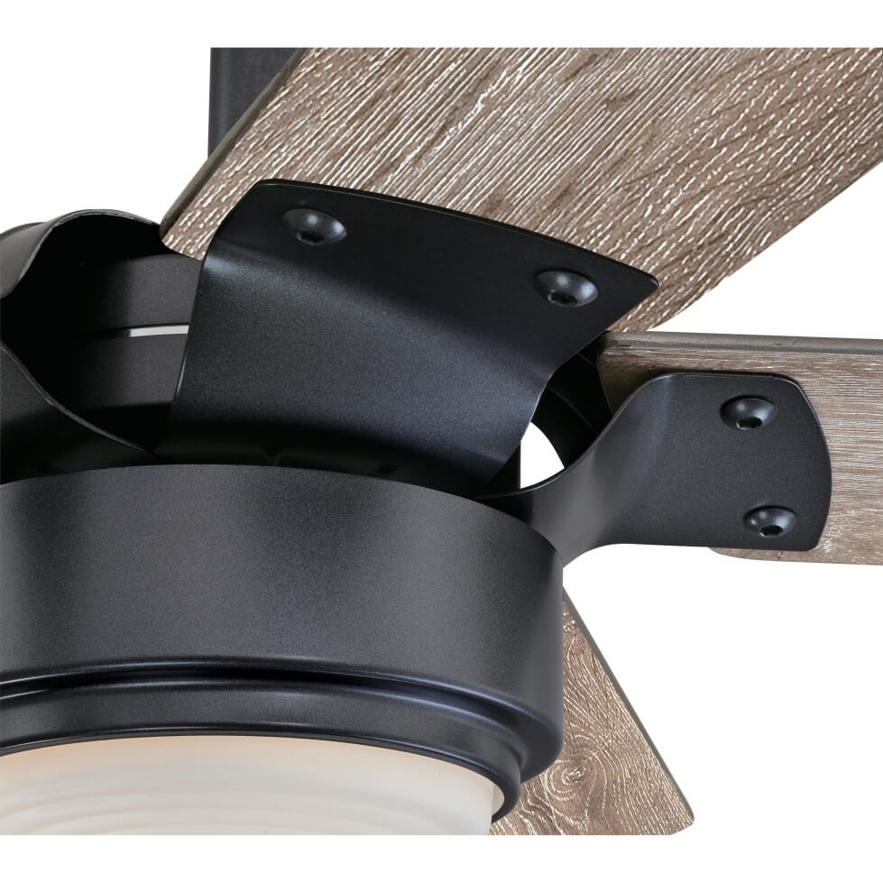 Nahaufnahme eines schwarzen Deckenventilators mit Holzflügeln und einer weißen Leuchte.