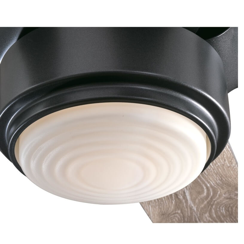Nahaufnahme der Leuchte eines Deckenventilators. Die Leuchte hat eine weiße, mattierte Glasabdeckung.