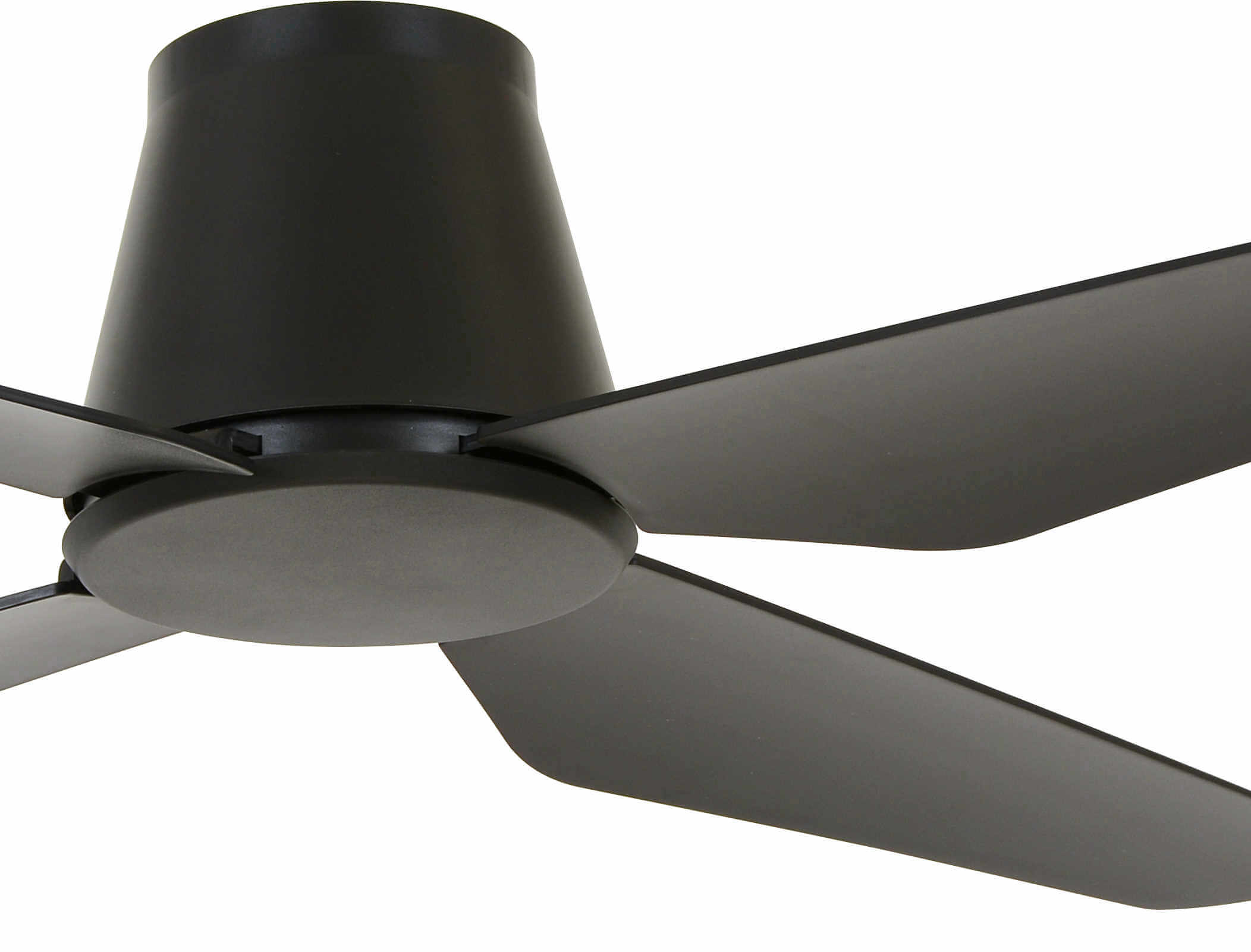 Ein schwarzer Deckenventilator mit schwarzen Flügeln. Der Ventilator befindet sich auf weißem Hintergrund.